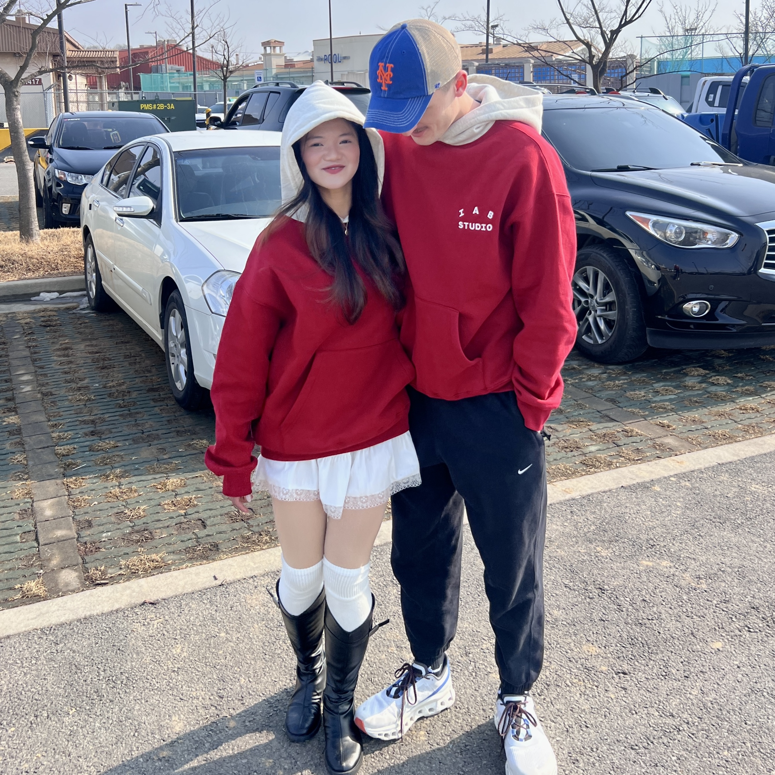 IAB Studio 24 Christmas Hoodie Burgundy Oatmeal 착용 스타일