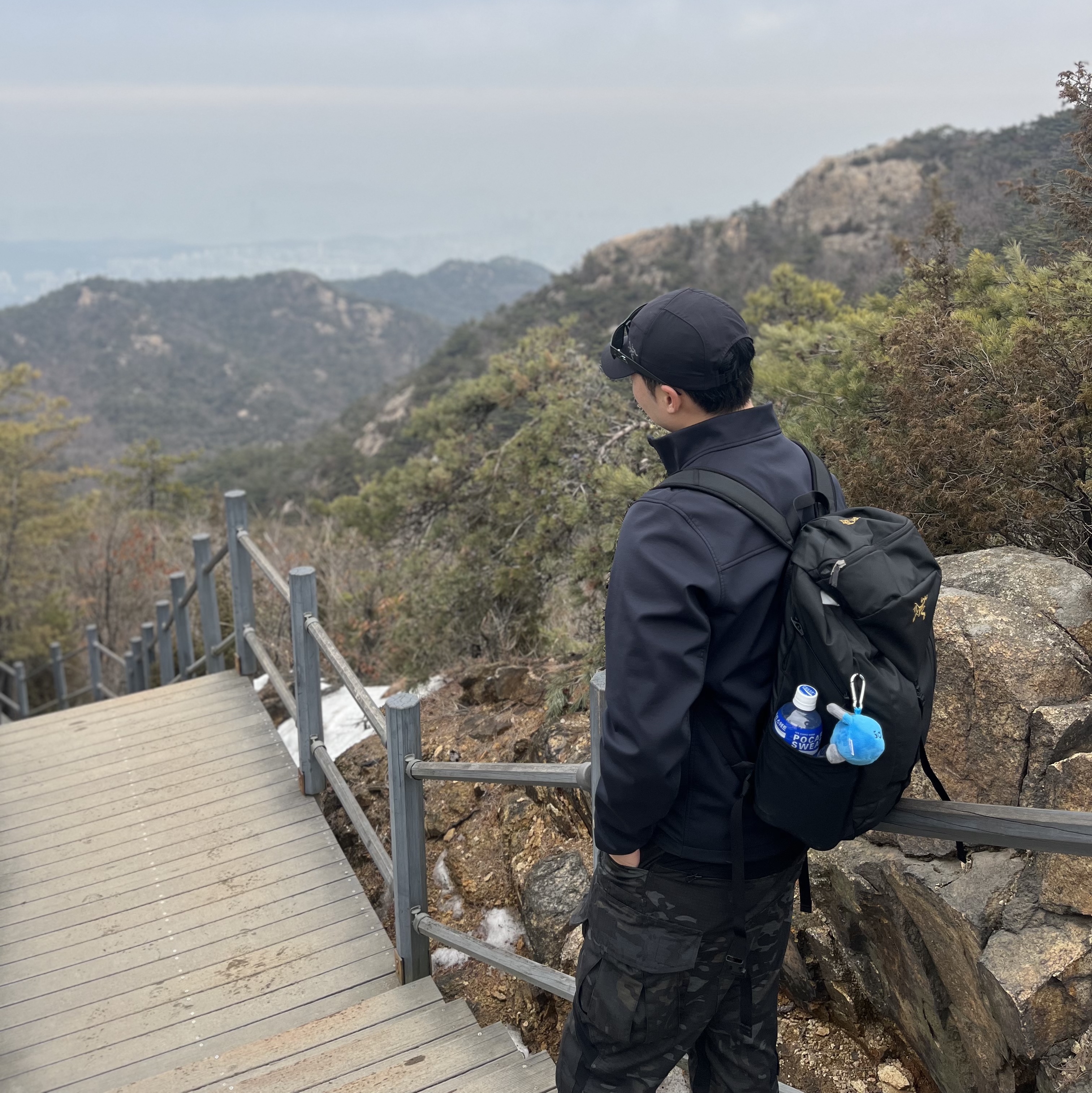 Arc'teryx Mantis 20 Backpack Black, Arc'teryx Calvus Cap Black 착용 스타일