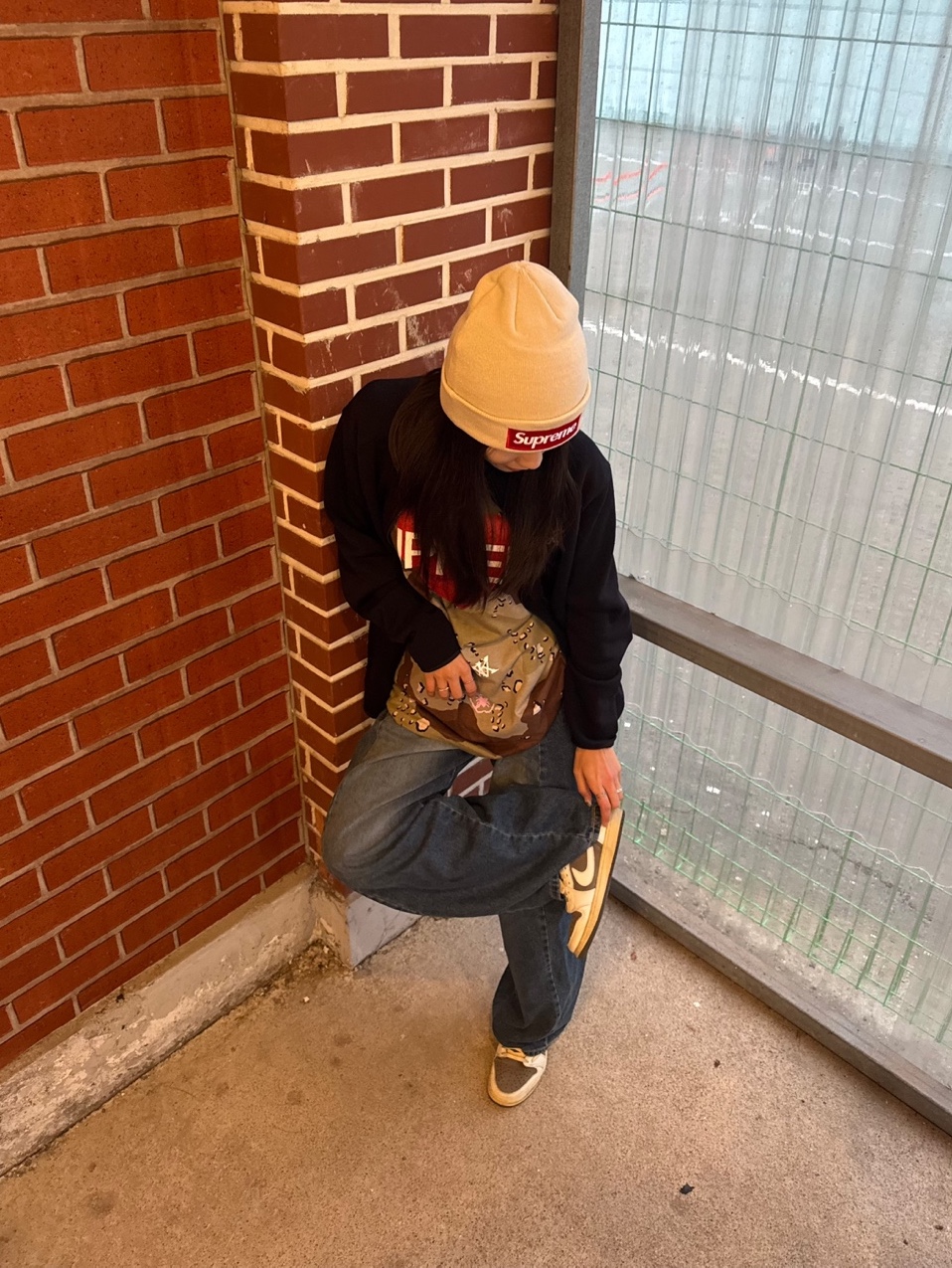 Supreme New Era Box Logo Beanie Stone - 24FW, Supreme Announcing T-Shirt Chocolate Chip Camo - 25SS 착용 스타일 - 3