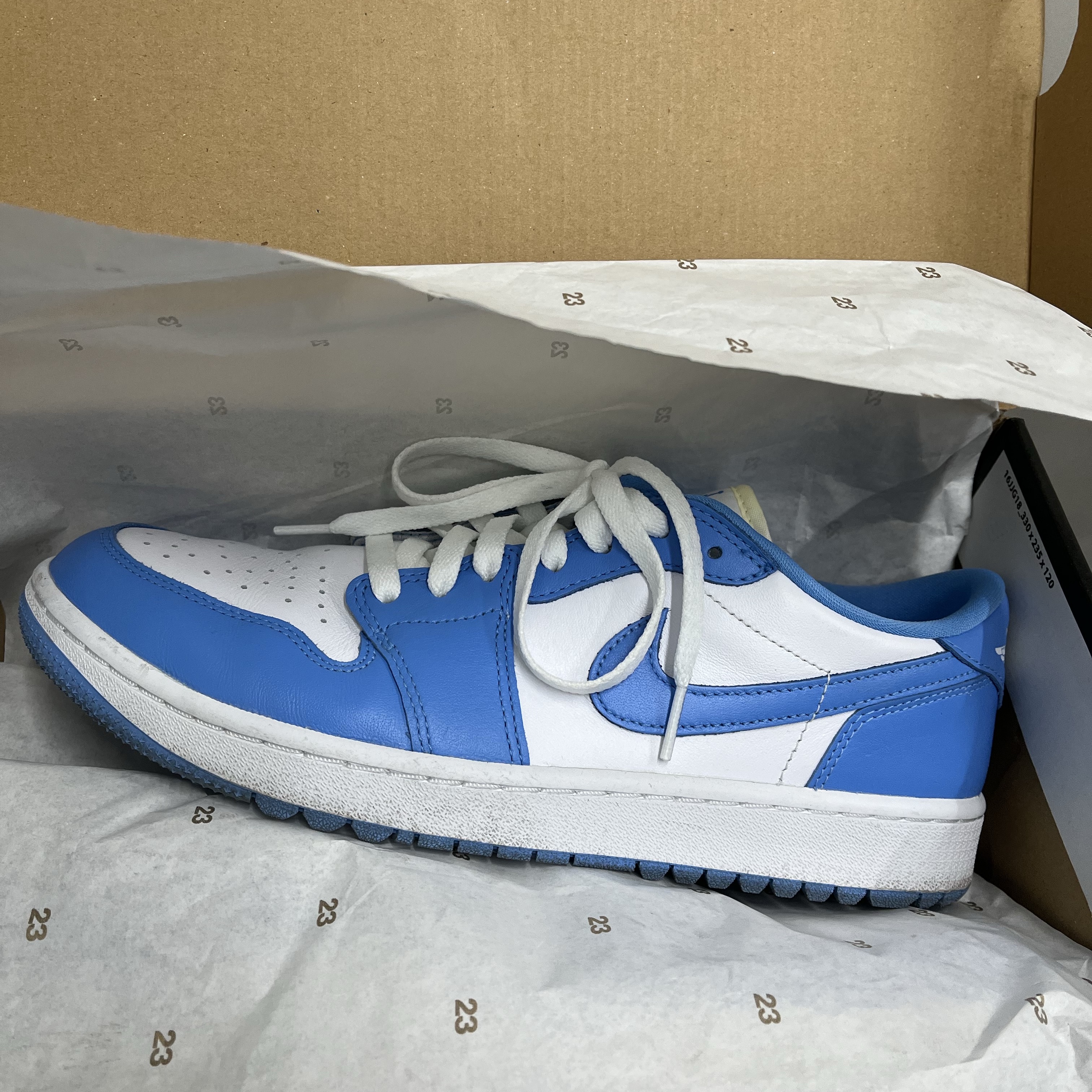 Jordan 1 Low Golf White and University Blue, Jordan 1 Retro Low OG Black and Dark Powder Blue 착용 스타일 - 1