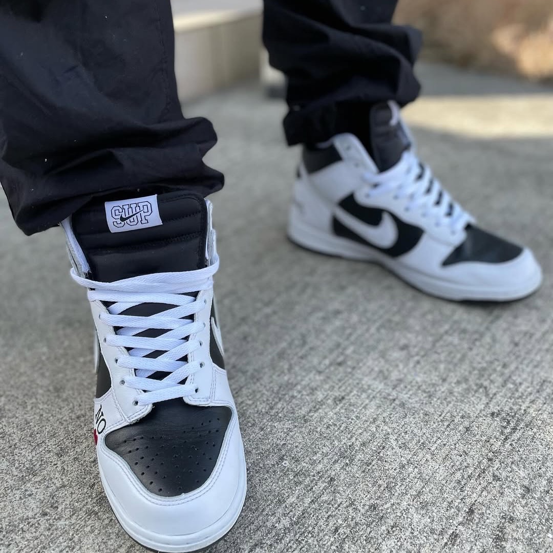 Nike x Supreme SB Dunk High OG QS By Any Means Black White 착용 스타일 - 3