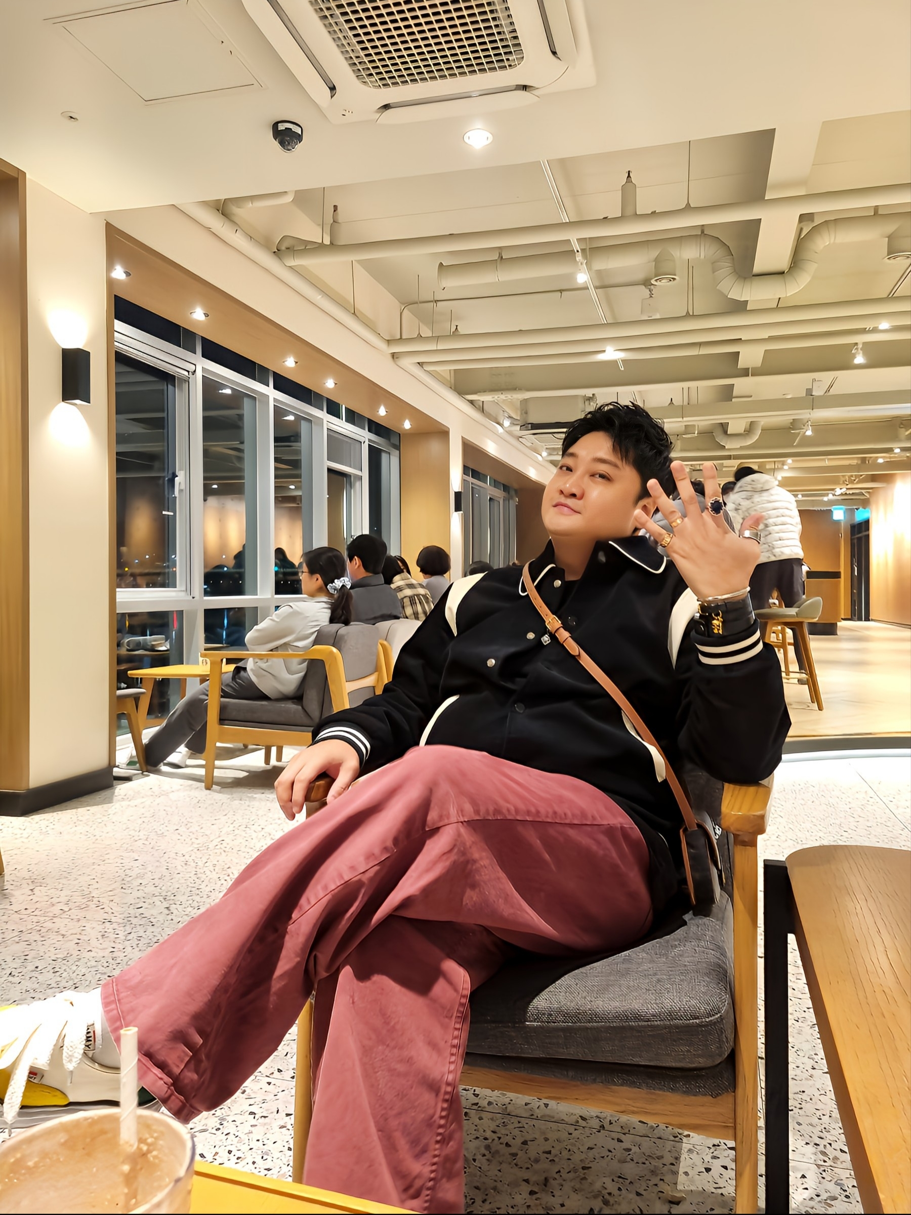 메종 미하라 야스히로 베이커 캔버스 로우탑 스니커즈 멀티, 셀린느 코듀로이 테디 자켓 블랙 착용 스타일 - 10