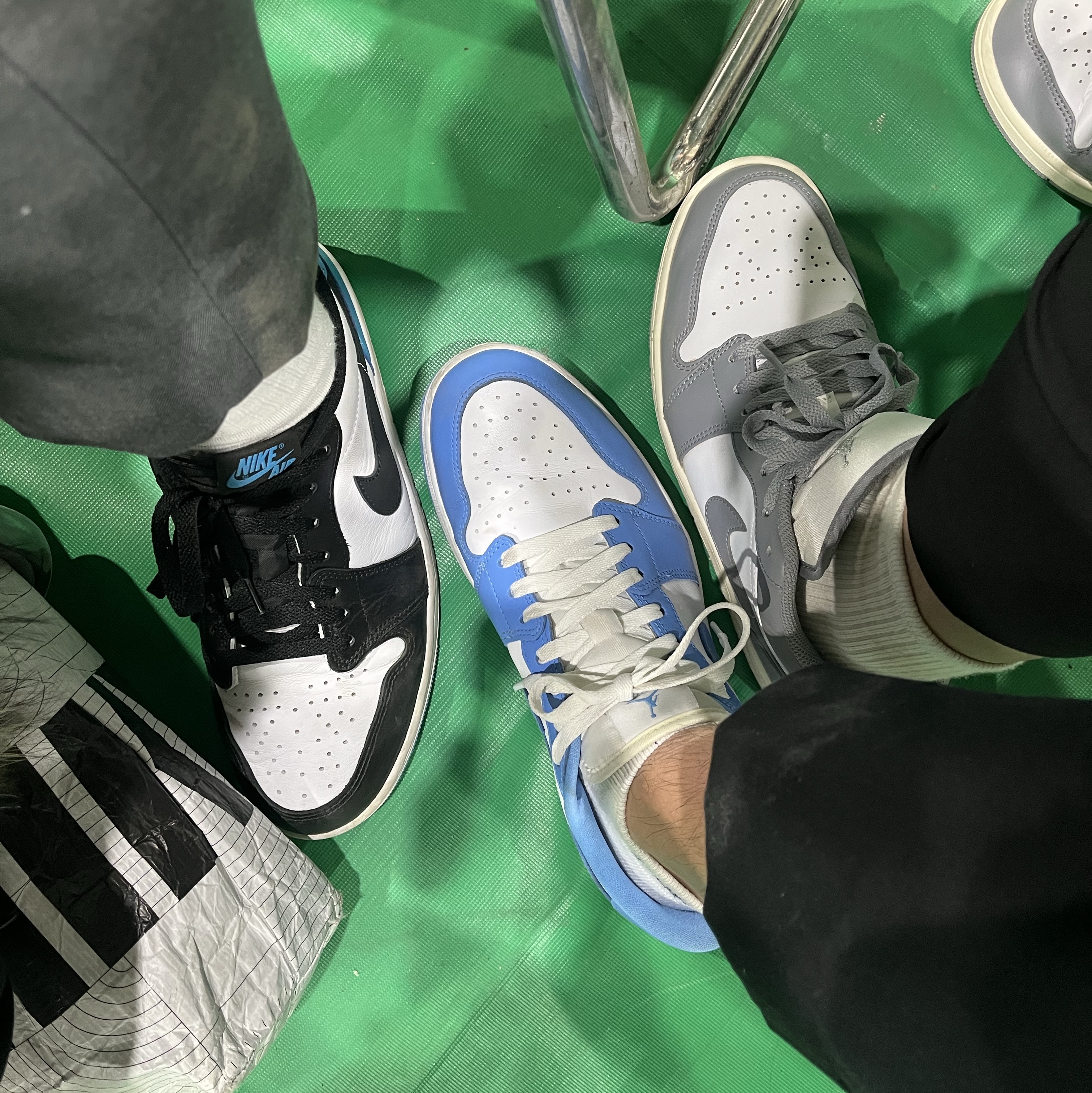 Jordan 1 Low Golf White and University Blue, Jordan 1 Retro Low OG Black and Dark Powder Blue 착용 스타일 - 2