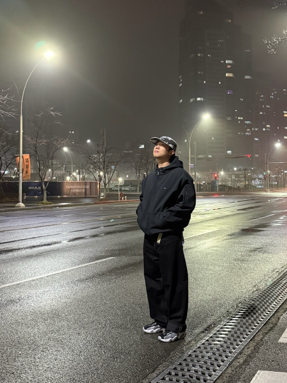 Supreme x Damien Hirst Camp Cap Black - 25SS, Nike x Drake Nocta Glide Black White Clear 착용 스타일 - 1