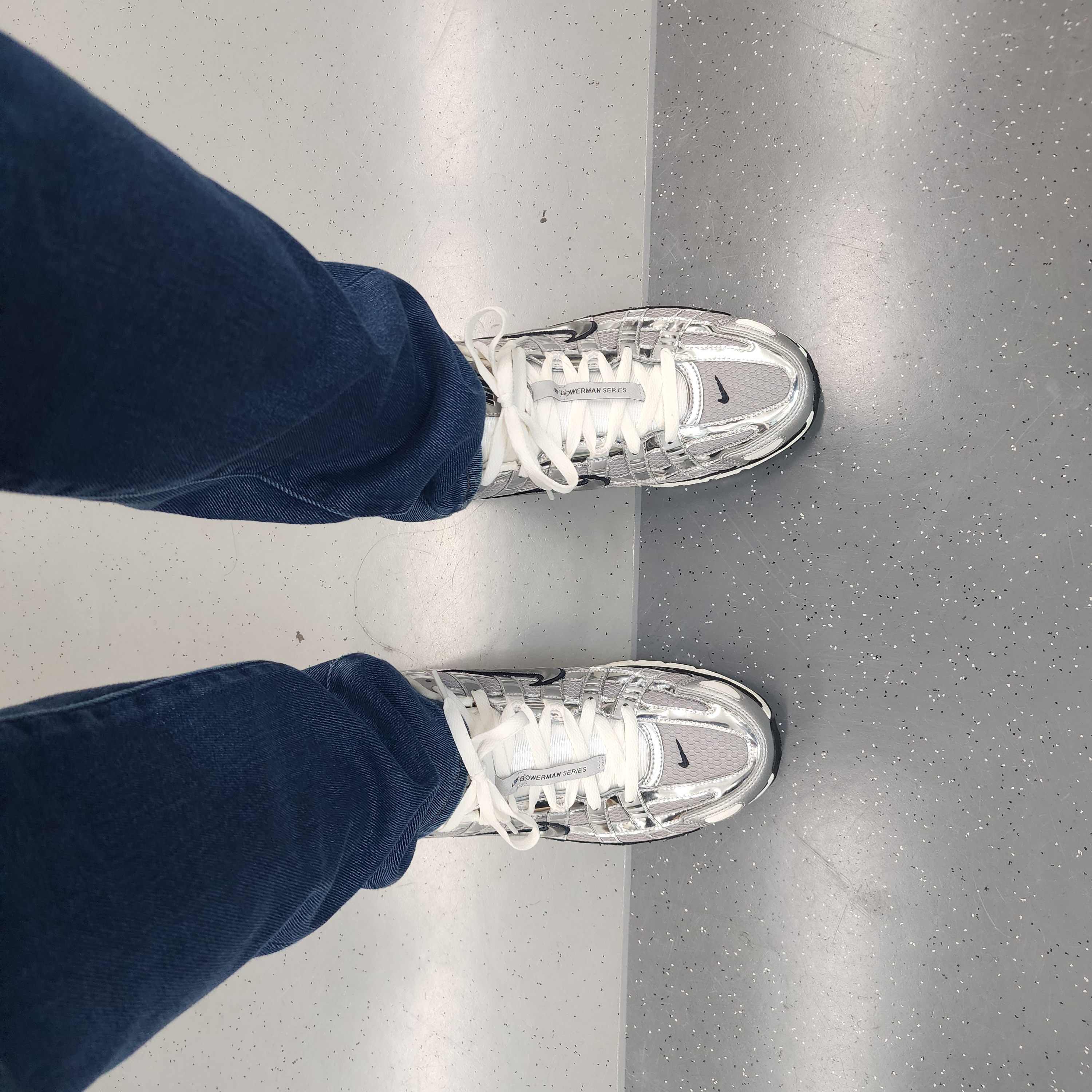 Nike P-6000 Metallic Silver 착용 스타일