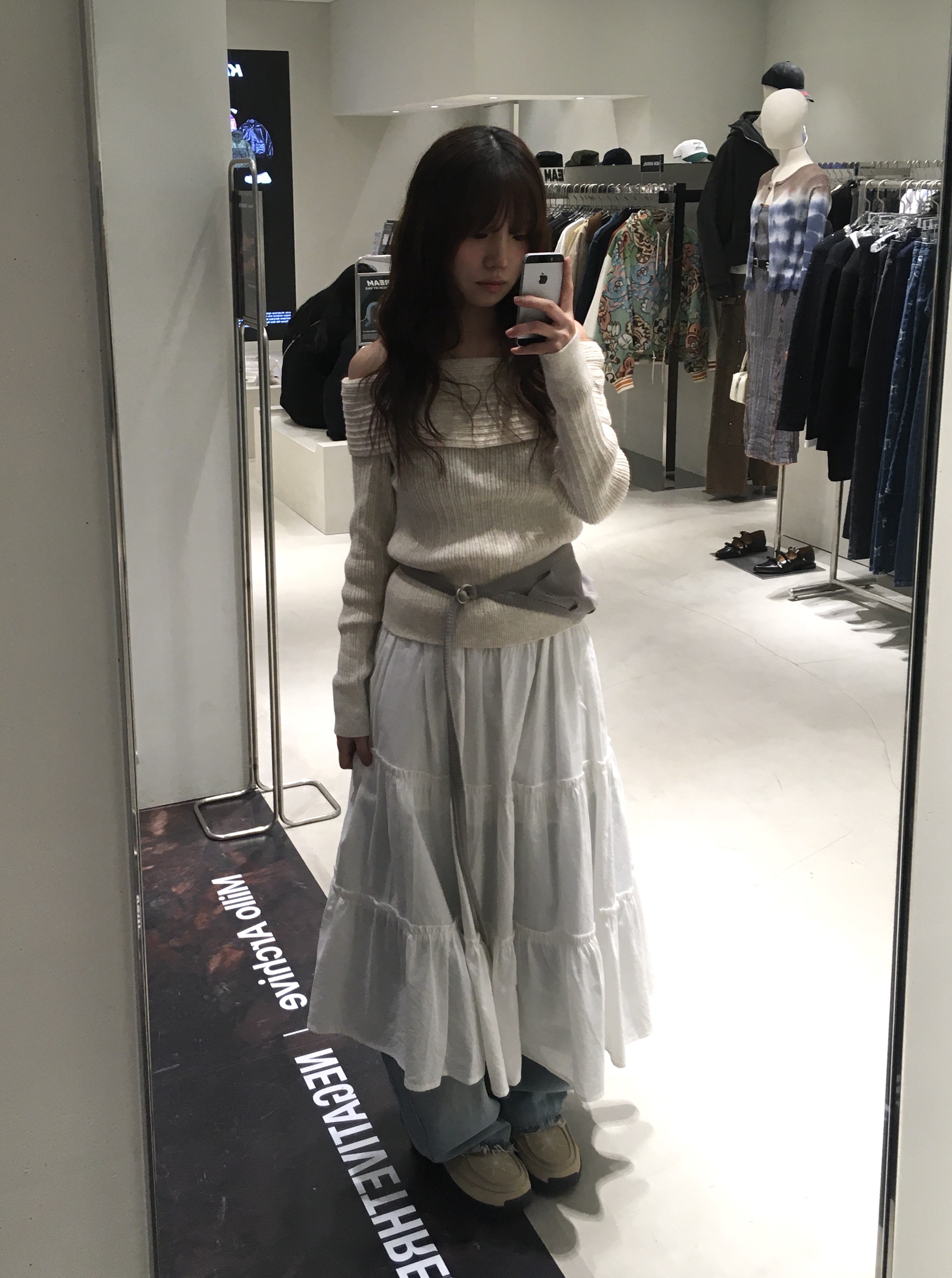 [KREAM 단독] Millo Archive X Negative Three Crescendo Desert Boots Beige 착용 스타일 - 1
