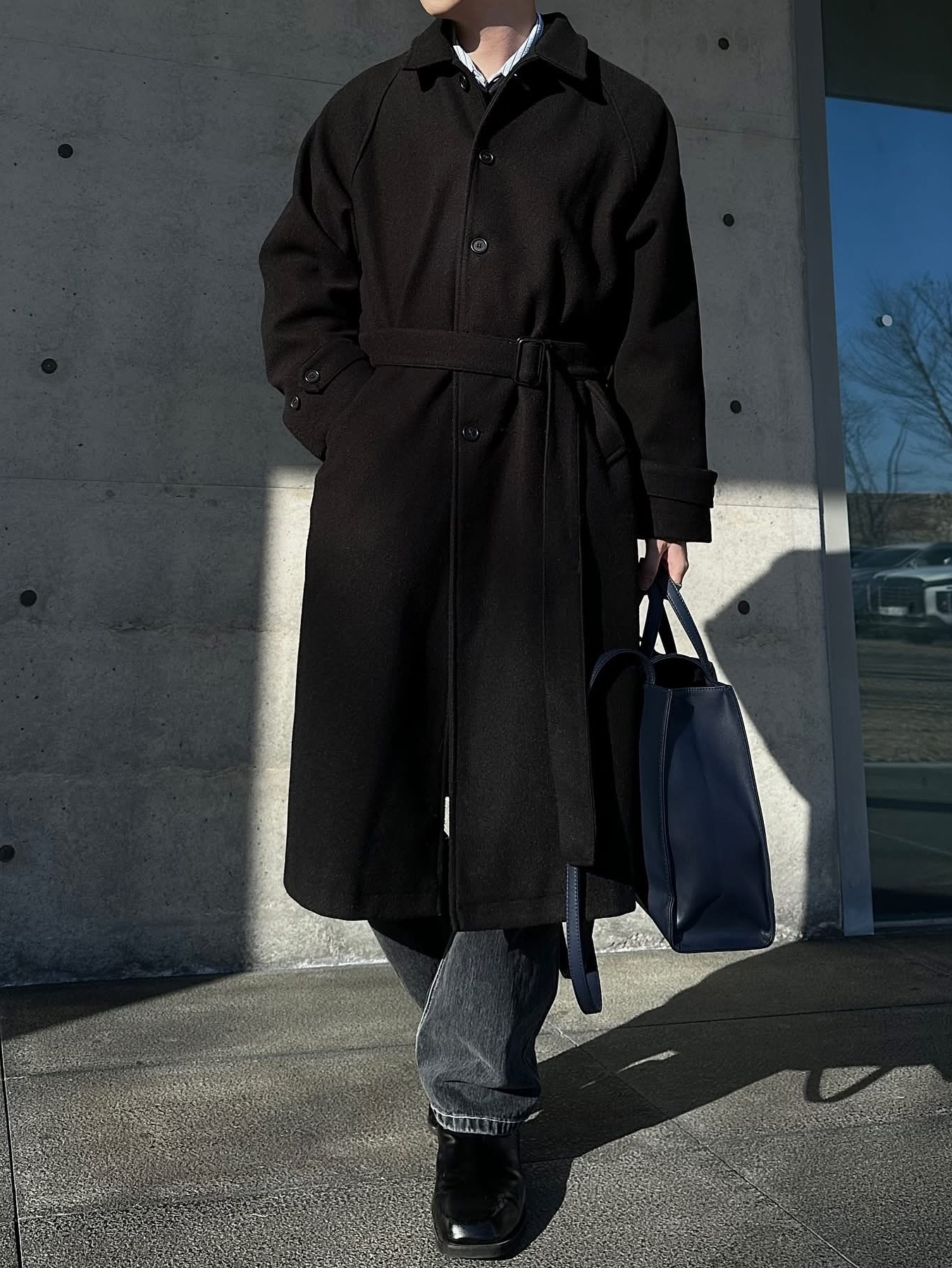 Telfar Medium Shopping Bag Navy 착용 스타일 - 8