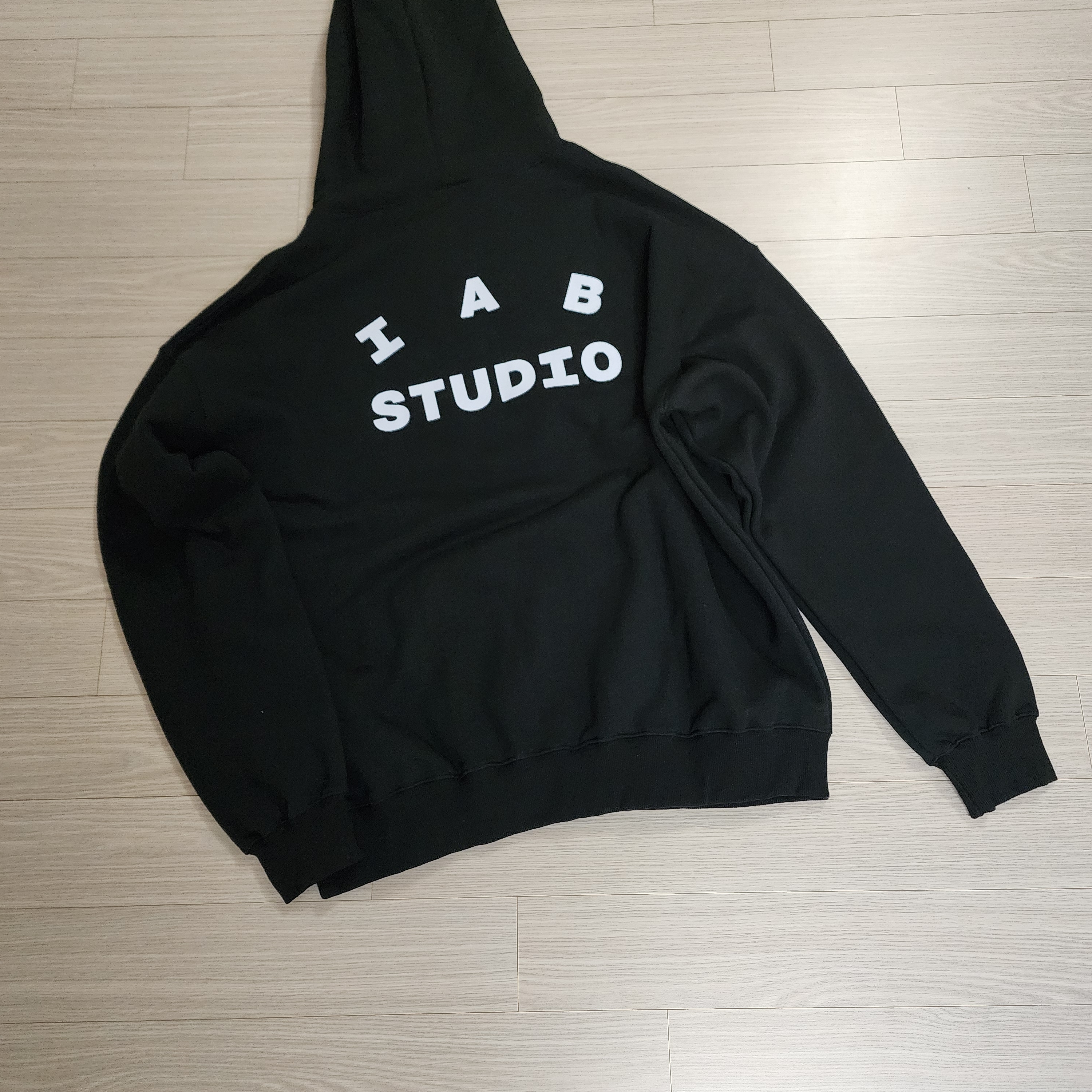 IAB Studio Hoodie Black White 착용 스타일 - 2