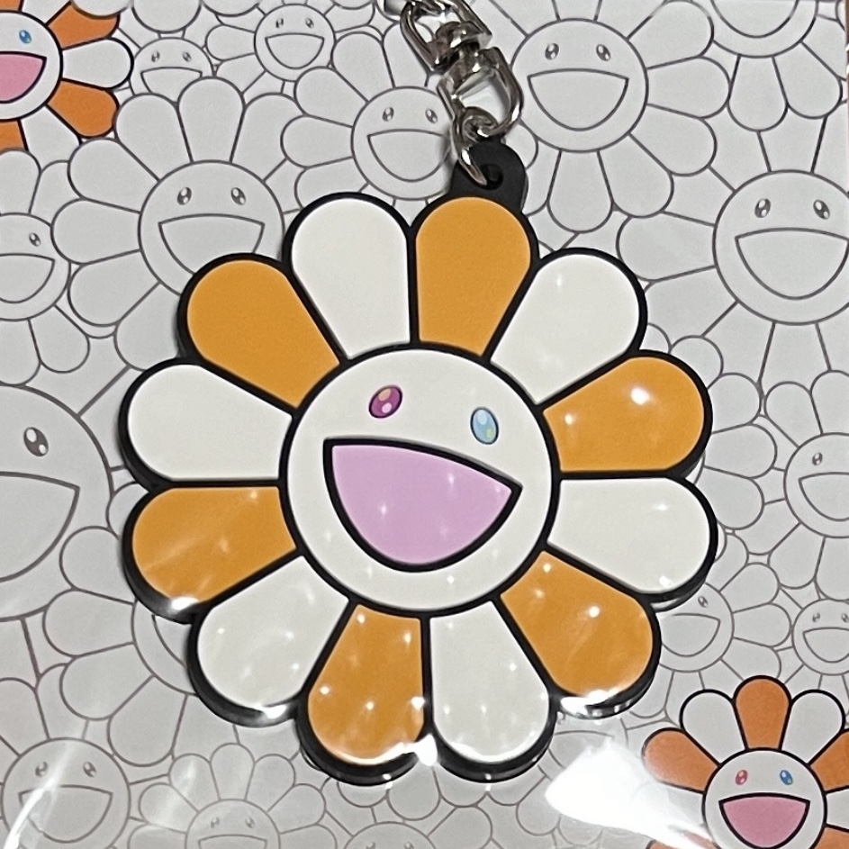 Kaikai Kiki Flower Rubber Keyring Orange White 착용 스타일