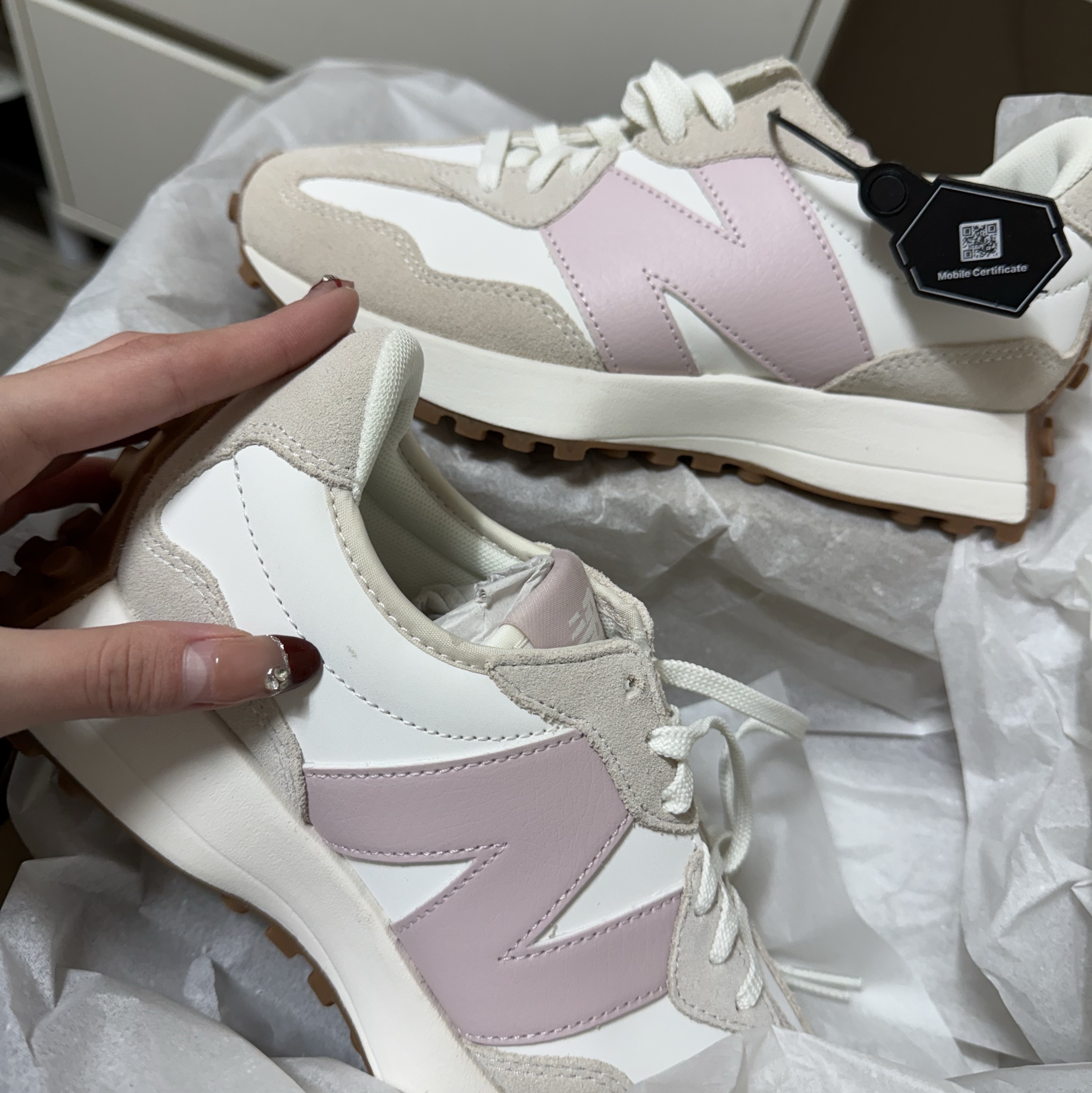 (W) New Balance 327 Sea Salt Pink Haze 착용 스타일 - 2