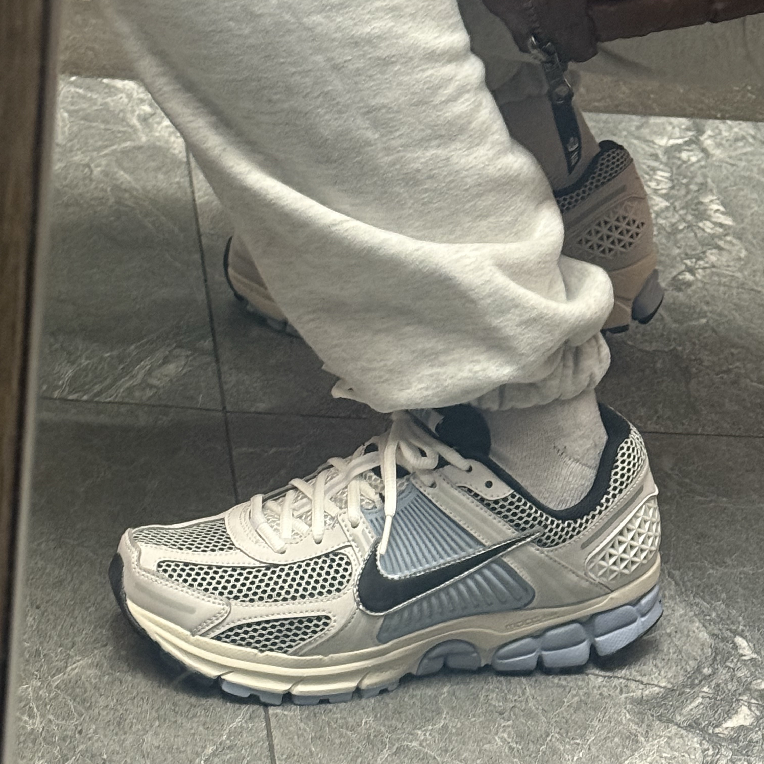 (W) Nike Zoom Vomero 5 Platinum Tint Black 착용 스타일