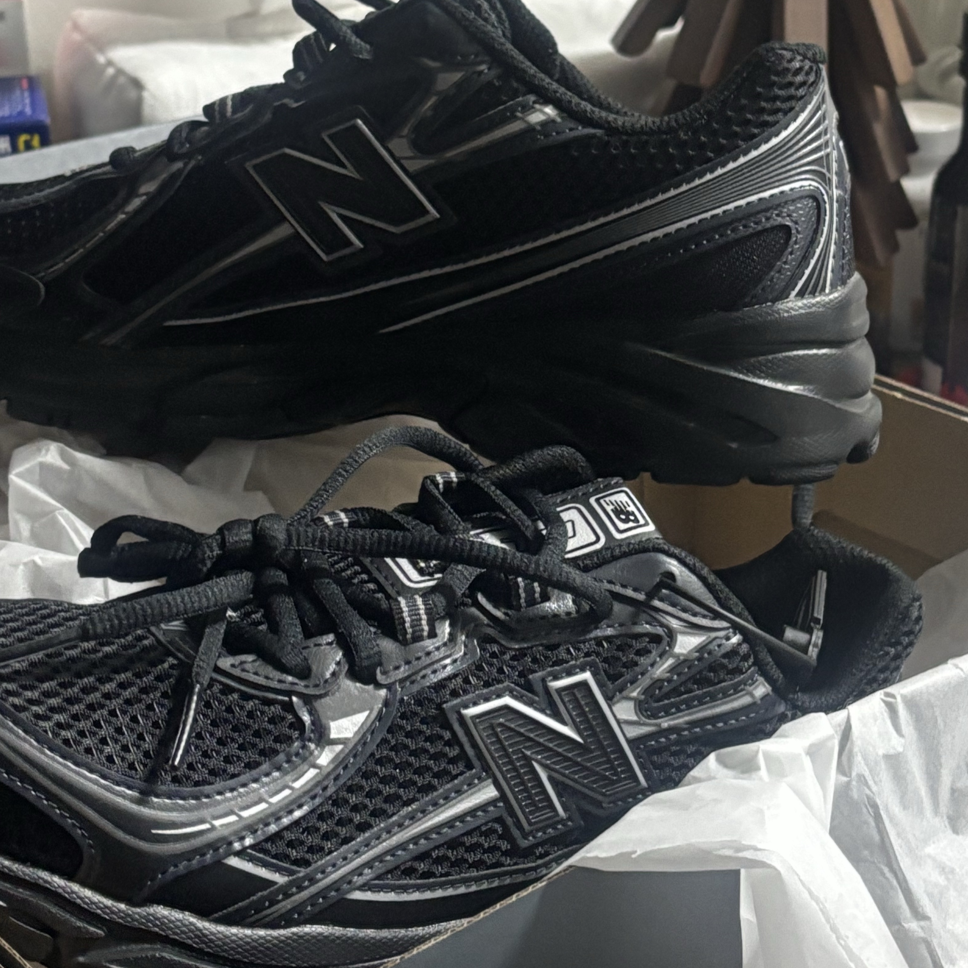 New Balance 740v2 Black Silver Metallic 착용 스타일