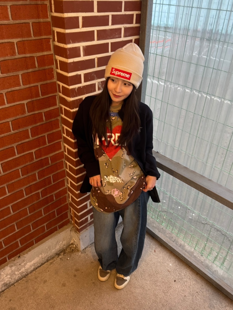 Supreme New Era Box Logo Beanie Stone - 24FW, Supreme Announcing T-Shirt Chocolate Chip Camo - 25SS 착용 스타일 - 1