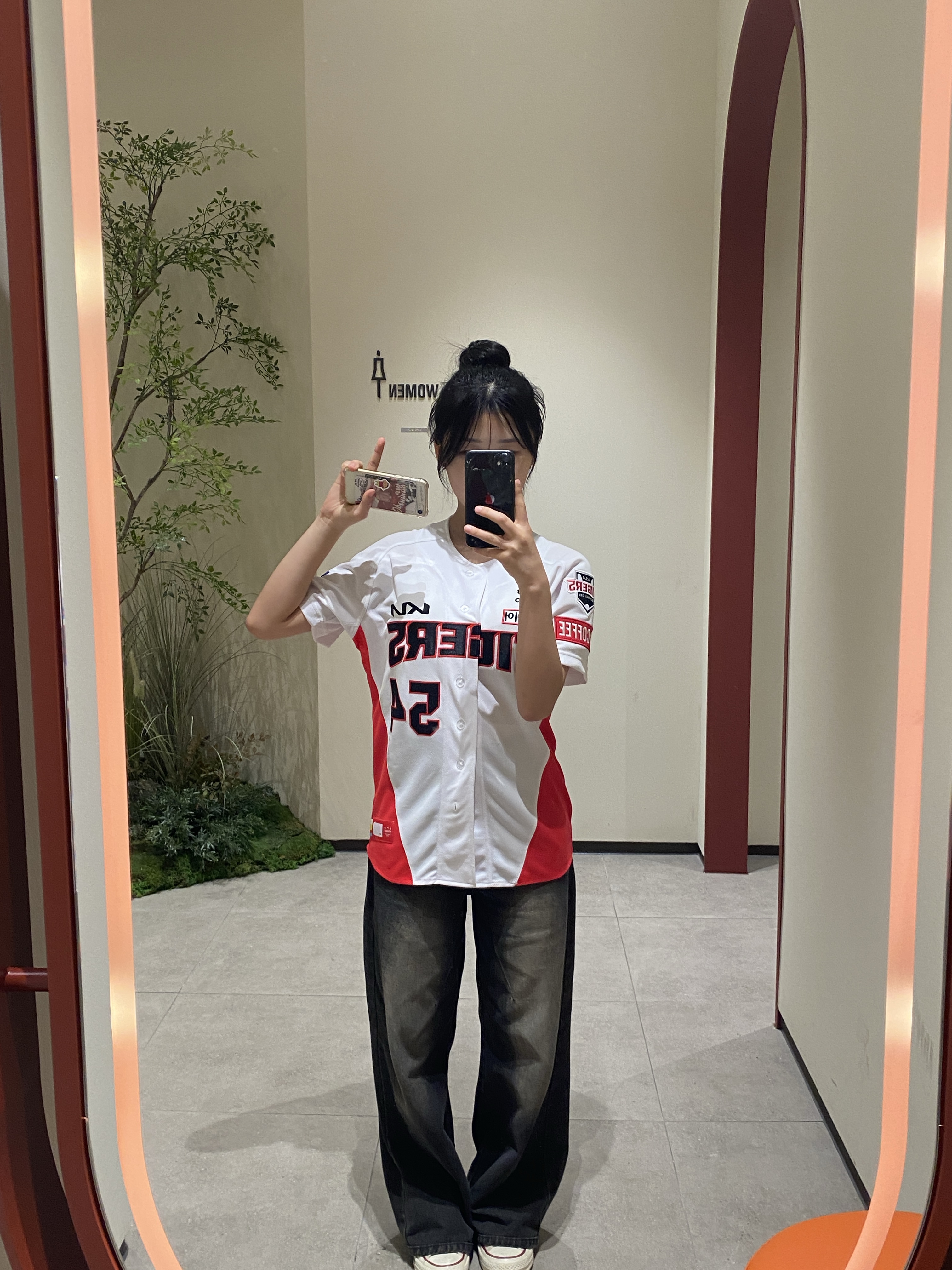 Kia TIgers x IAB Studio 24 Authentic Home Uniform White (Non Marking Ver.), Converse Chuck 70 Ox Parchment 착용 스타일 - 3