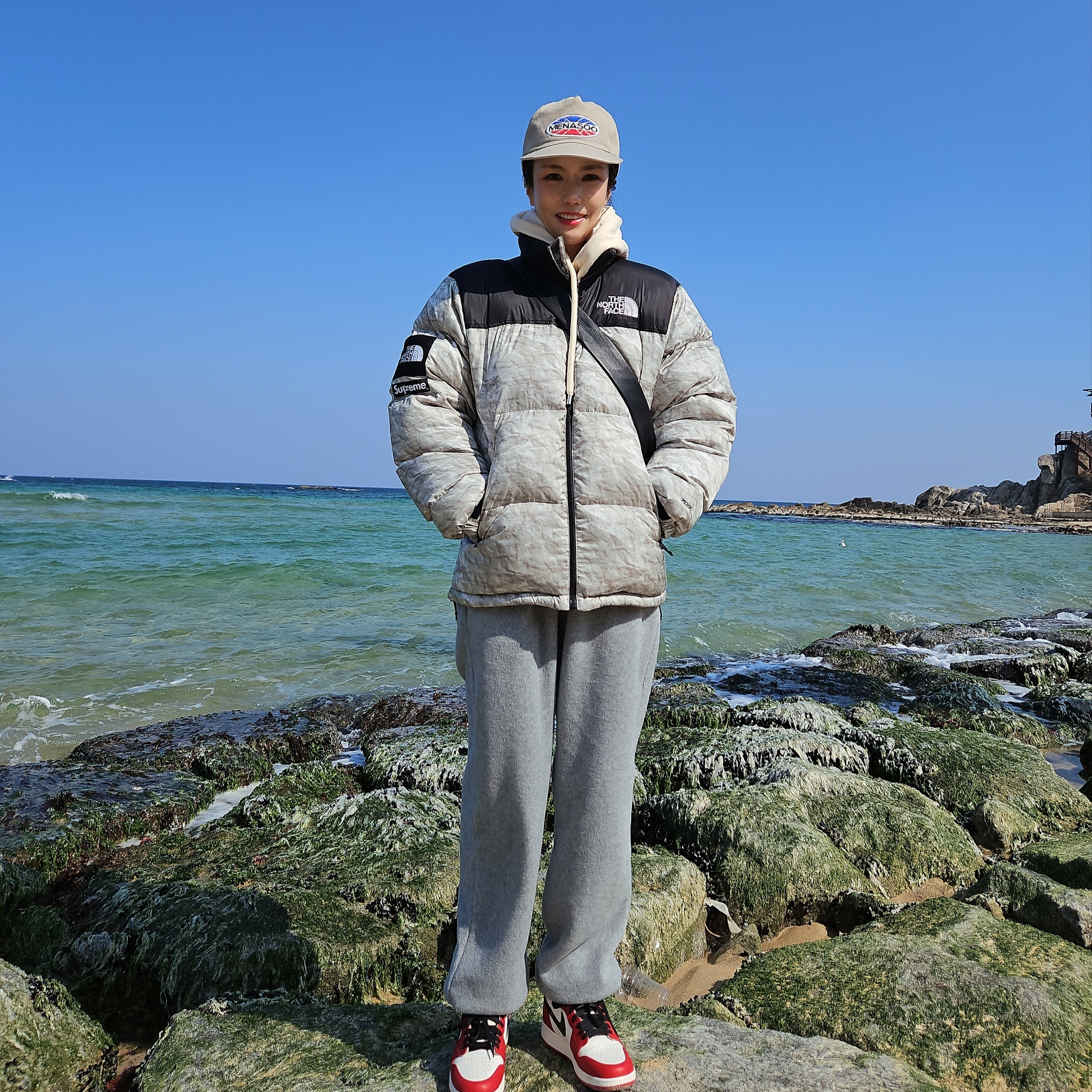 Supreme x The North Face Paper Print Nuptse Jacket - 19FW, (GS) Jordan 1 Retro High OG Chicago 2022 착용 스타일 - 1
