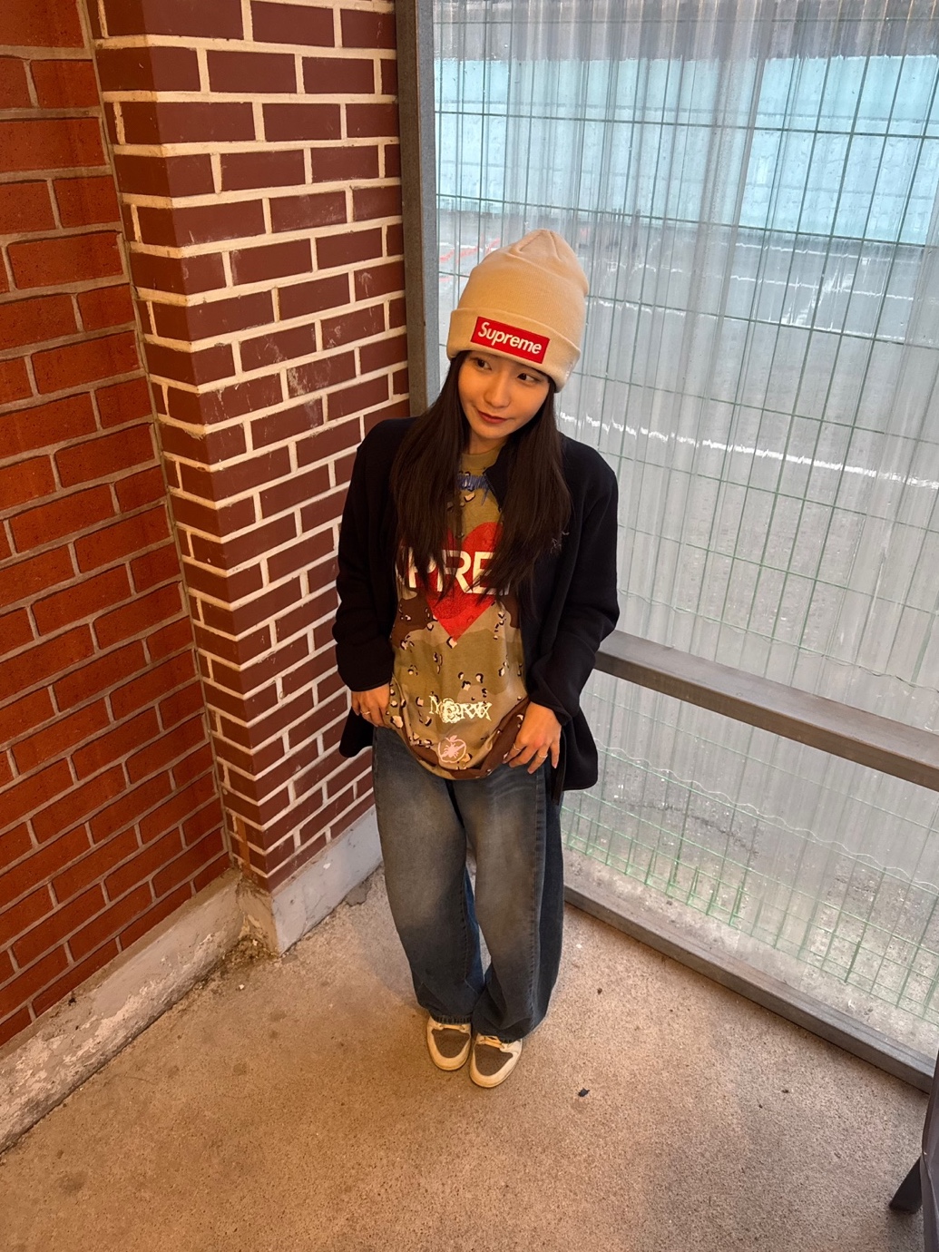 Supreme New Era Box Logo Beanie Stone - 24FW, Supreme Announcing T-Shirt Chocolate Chip Camo - 25SS 착용 스타일 - 2