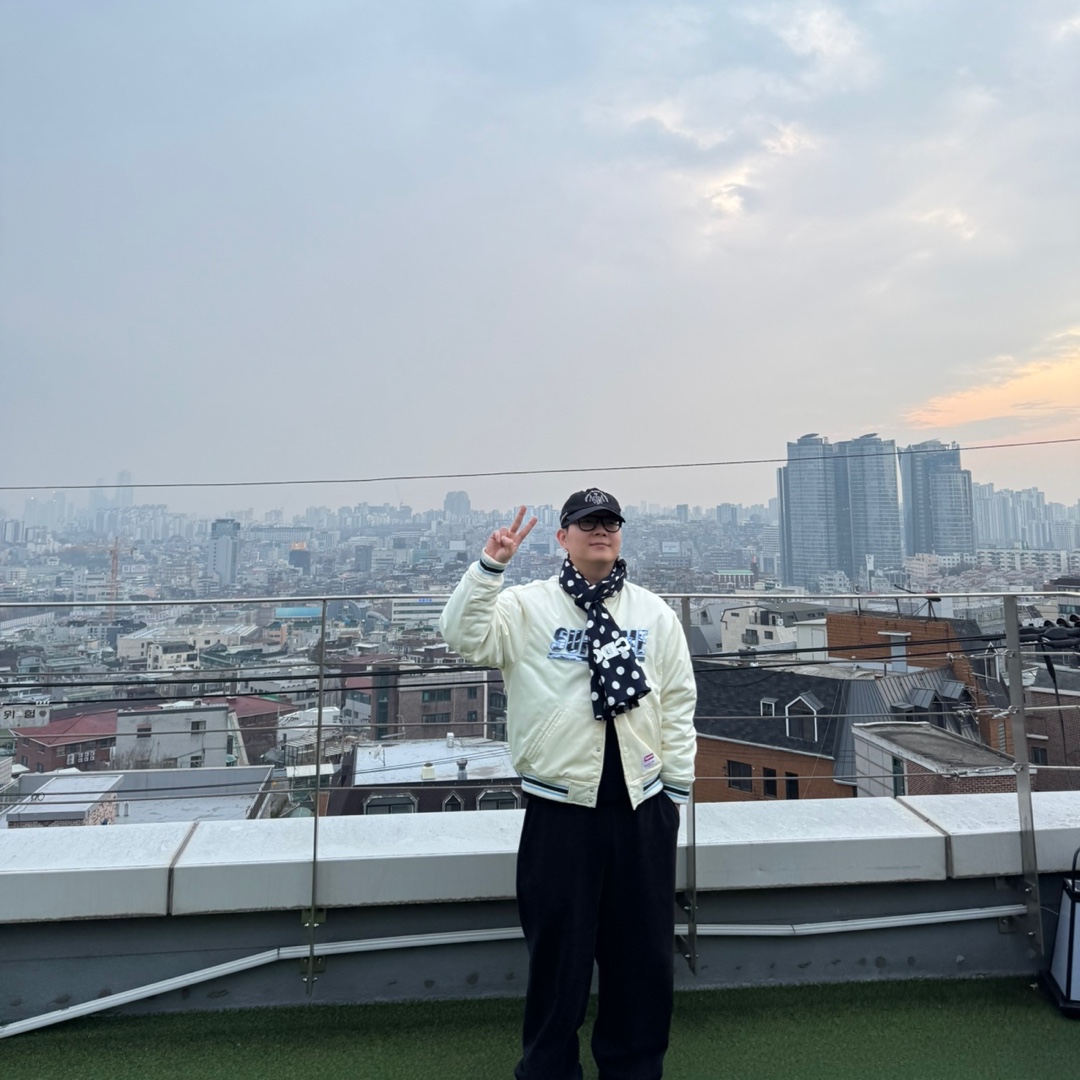 Supreme Mitchell & Ness Camo Logo Varsity Jacket White - 25SS 착용 스타일 - 1