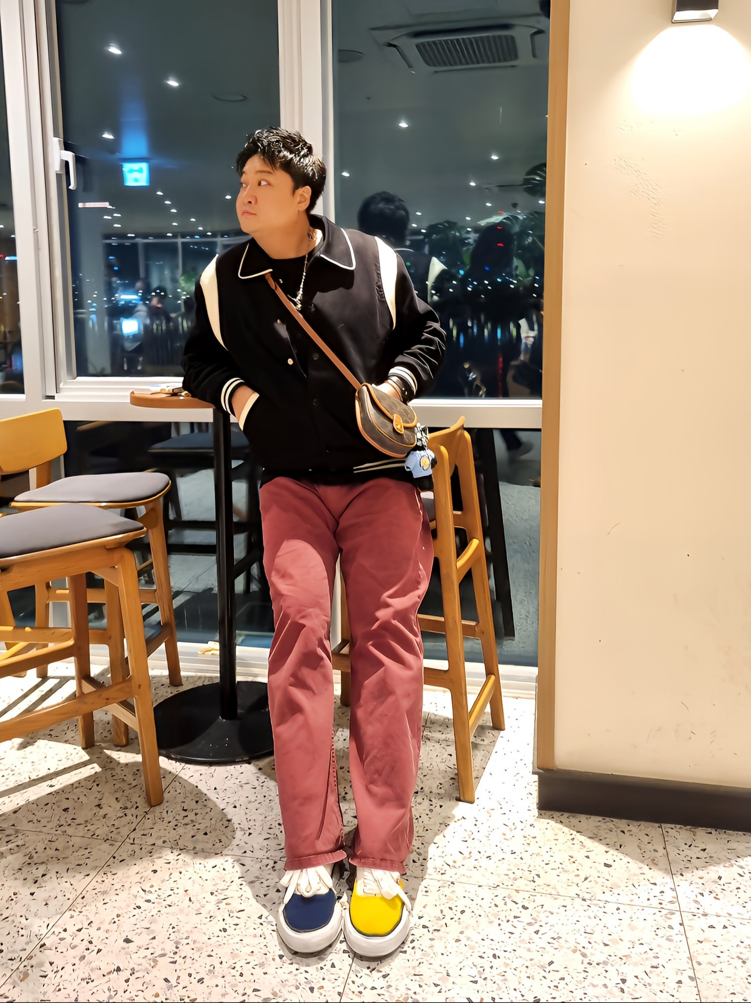 메종 미하라 야스히로 베이커 캔버스 로우탑 스니커즈 멀티, 셀린느 코듀로이 테디 자켓 블랙 착용 스타일 - 8