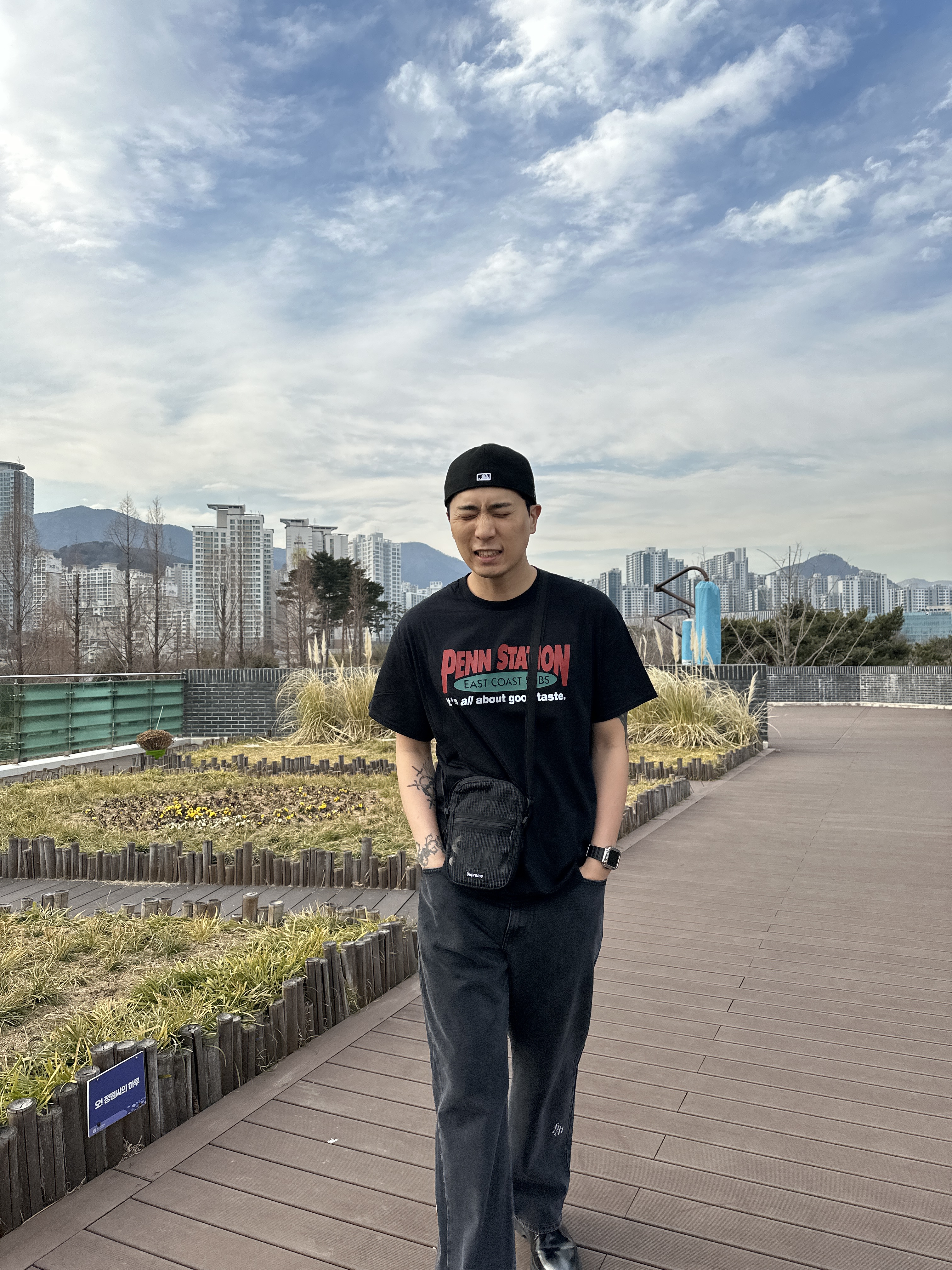 Gildan X American Collection PENN STATION T-Shirt Black 착용 스타일 - 4
