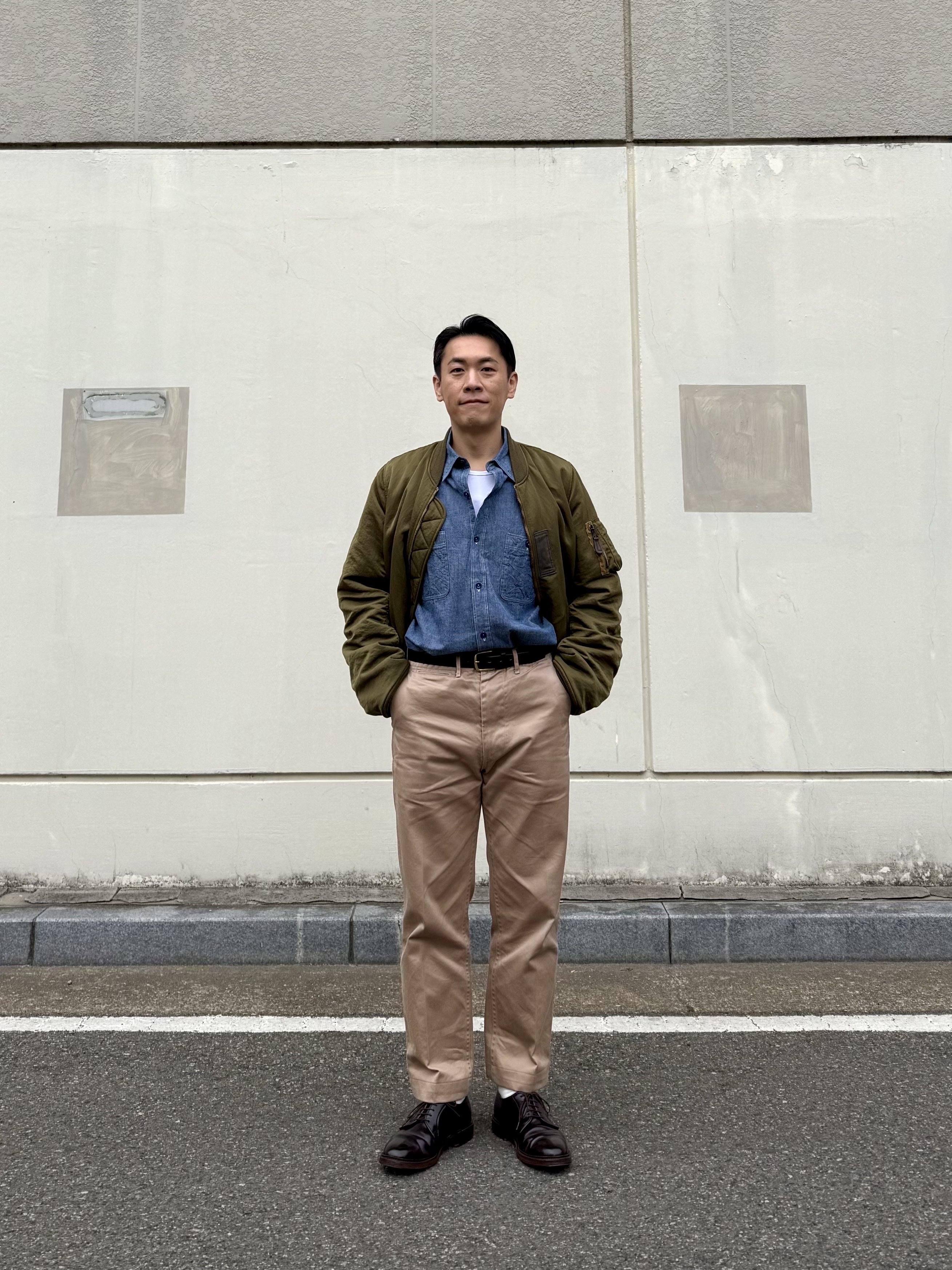 Buzz Rickson's Chambray Work Shirts Long Sleeve Blue, Buzz Rickson's Original Spec Chinos One Wash Khaki 착용 스타일 - 2