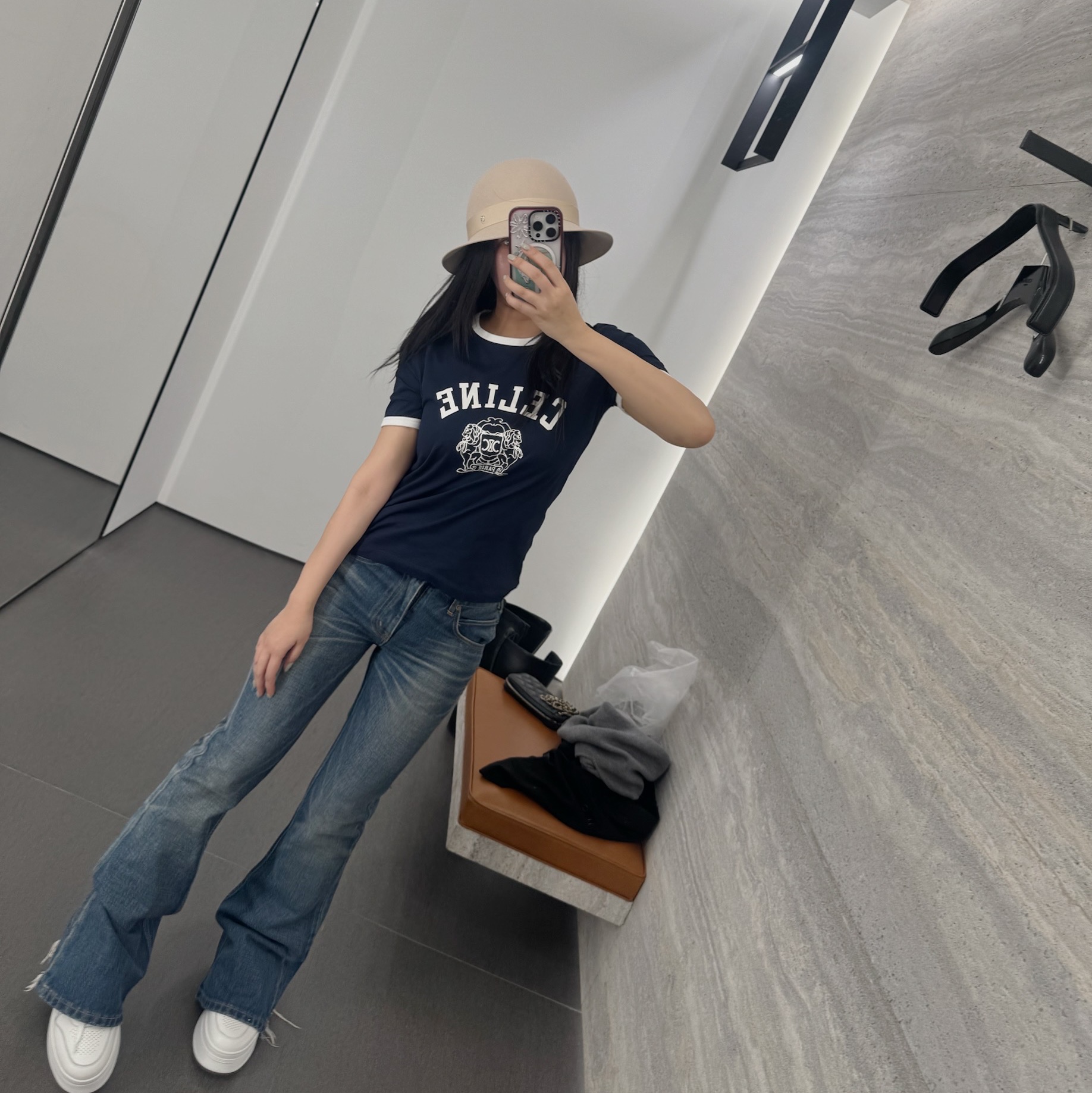 (W) Celine Marco Jeans in Dark Union Wash Denim Dark Union Wash, (W) Helen Kaminski Etta Conscious Ecru Sand 착용 스타일