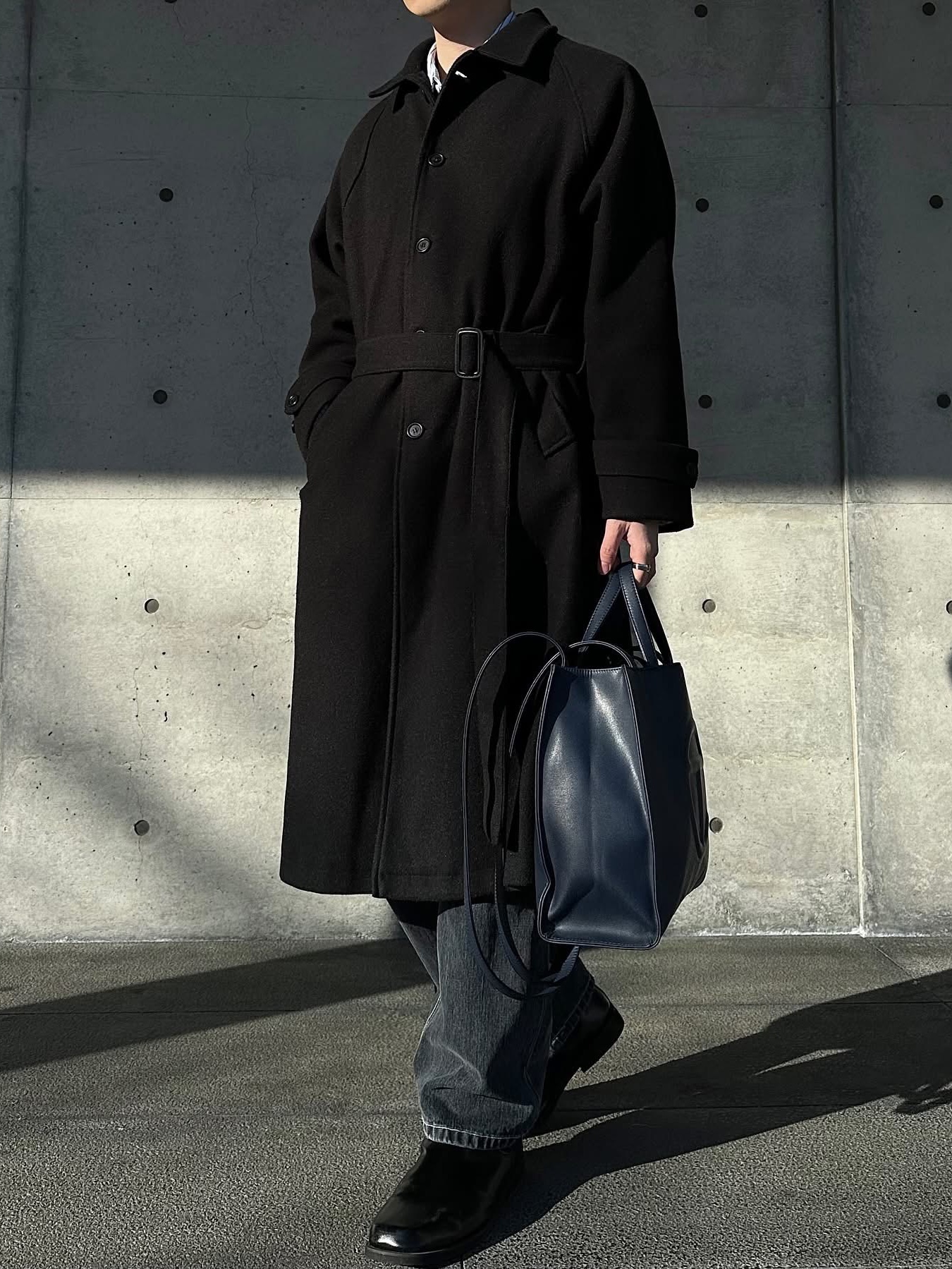 Telfar Medium Shopping Bag Navy 착용 스타일 - 9
