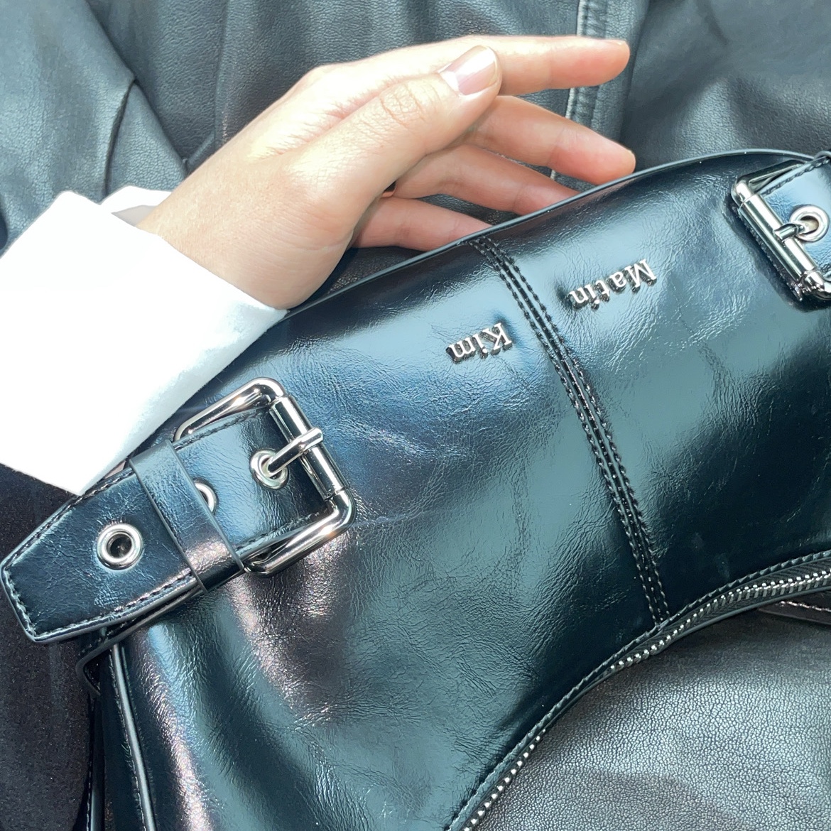 Matin Kim Belted Shoulder Bag Black 착용 스타일