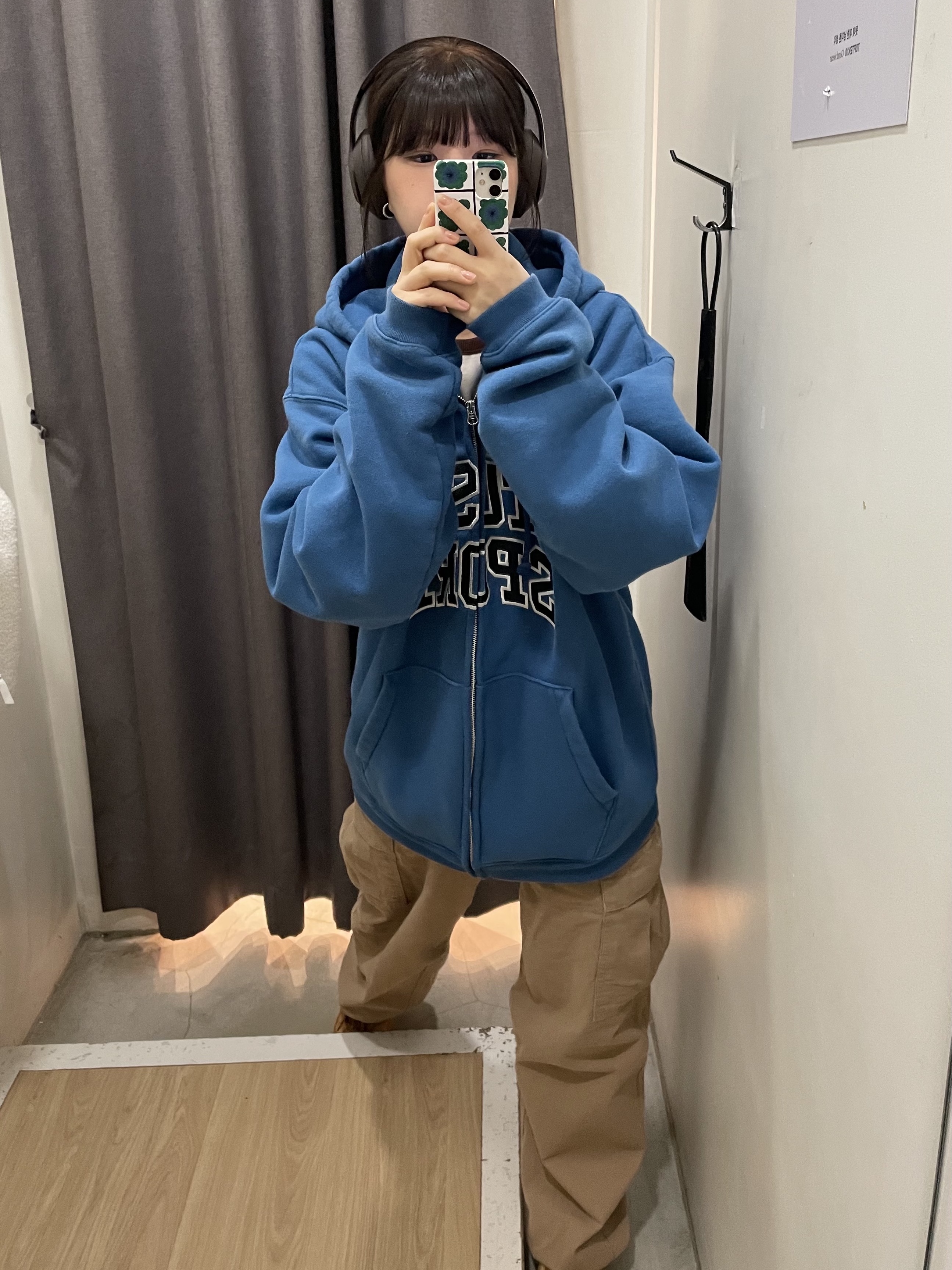 Stussy Sport Zip Hoodie Blue, Beats Studio Pro Wireless Over Ear Headphone Deep Brown (Korean Ver.) 착용 스타일 - 1
