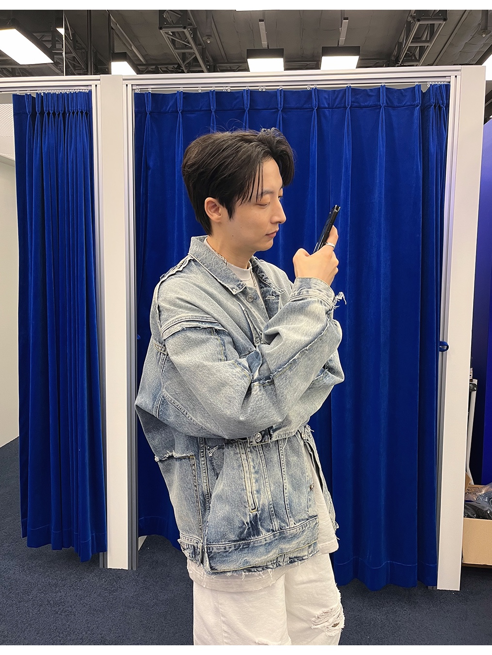 발렌시아가 오버사이즈 컷업 링 데님 자켓 블루, 발렌시아가 메탈 오버사이즈 핏 티셔츠 화이트 빈티지 착용 스타일 - 1