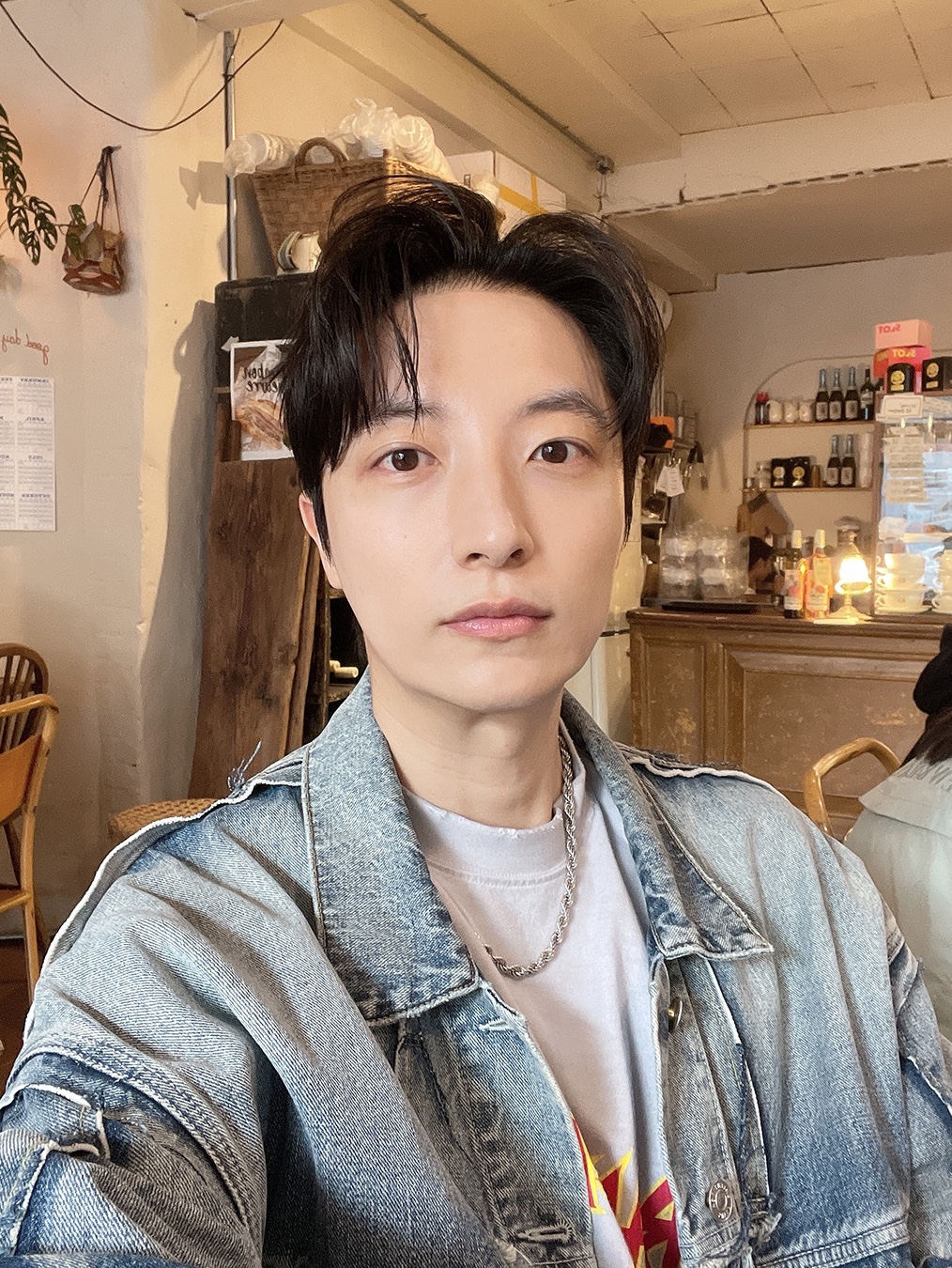 발렌시아가 오버사이즈 컷업 링 데님 자켓 블루, 발렌시아가 메탈 오버사이즈 핏 티셔츠 화이트 빈티지 착용 스타일 - 5