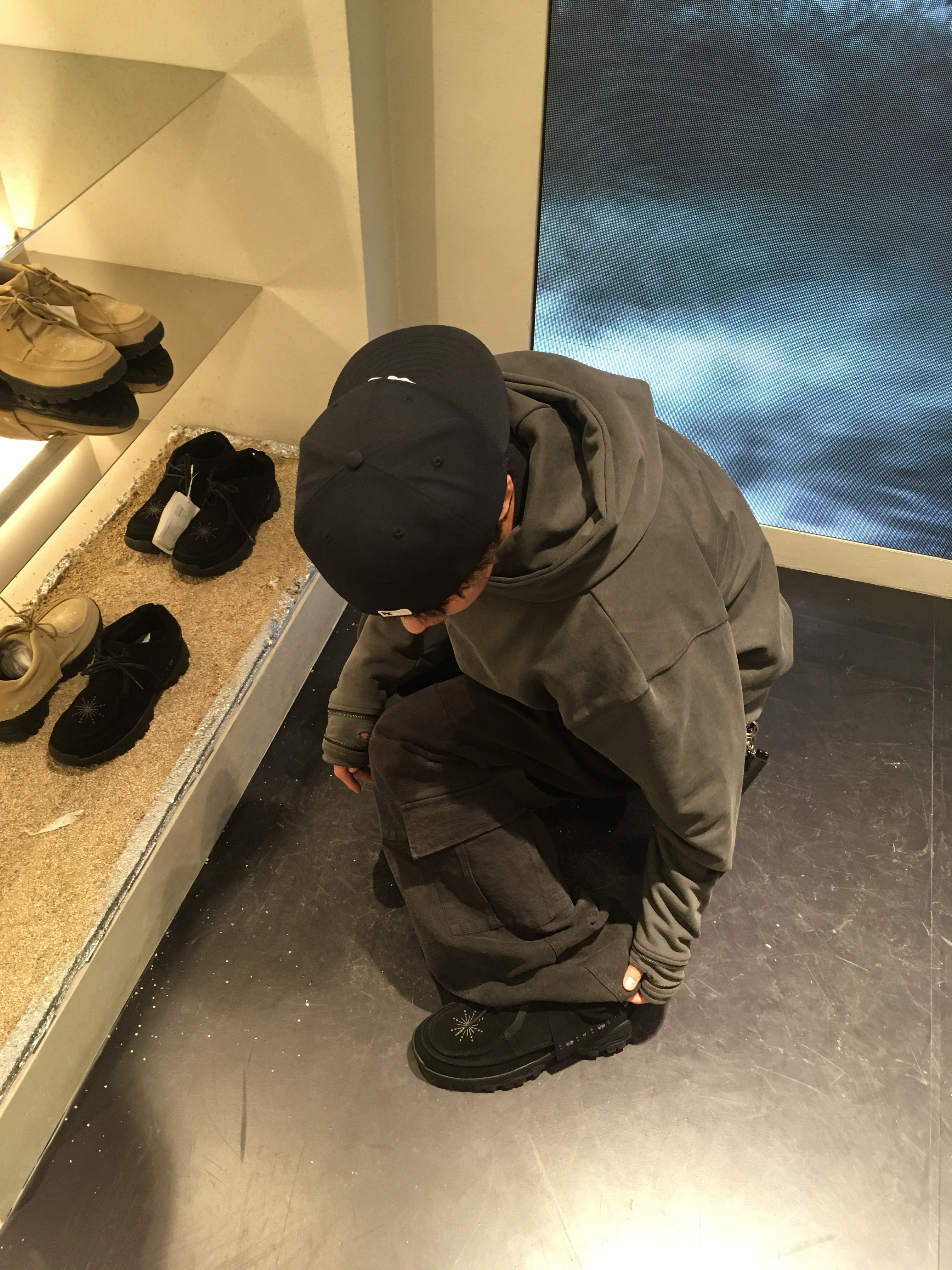[KREAM 단독] 밀로 아카이브 X 네거티브쓰리 크레센도 데저트 부츠 블랙 착용 스타일 - 4