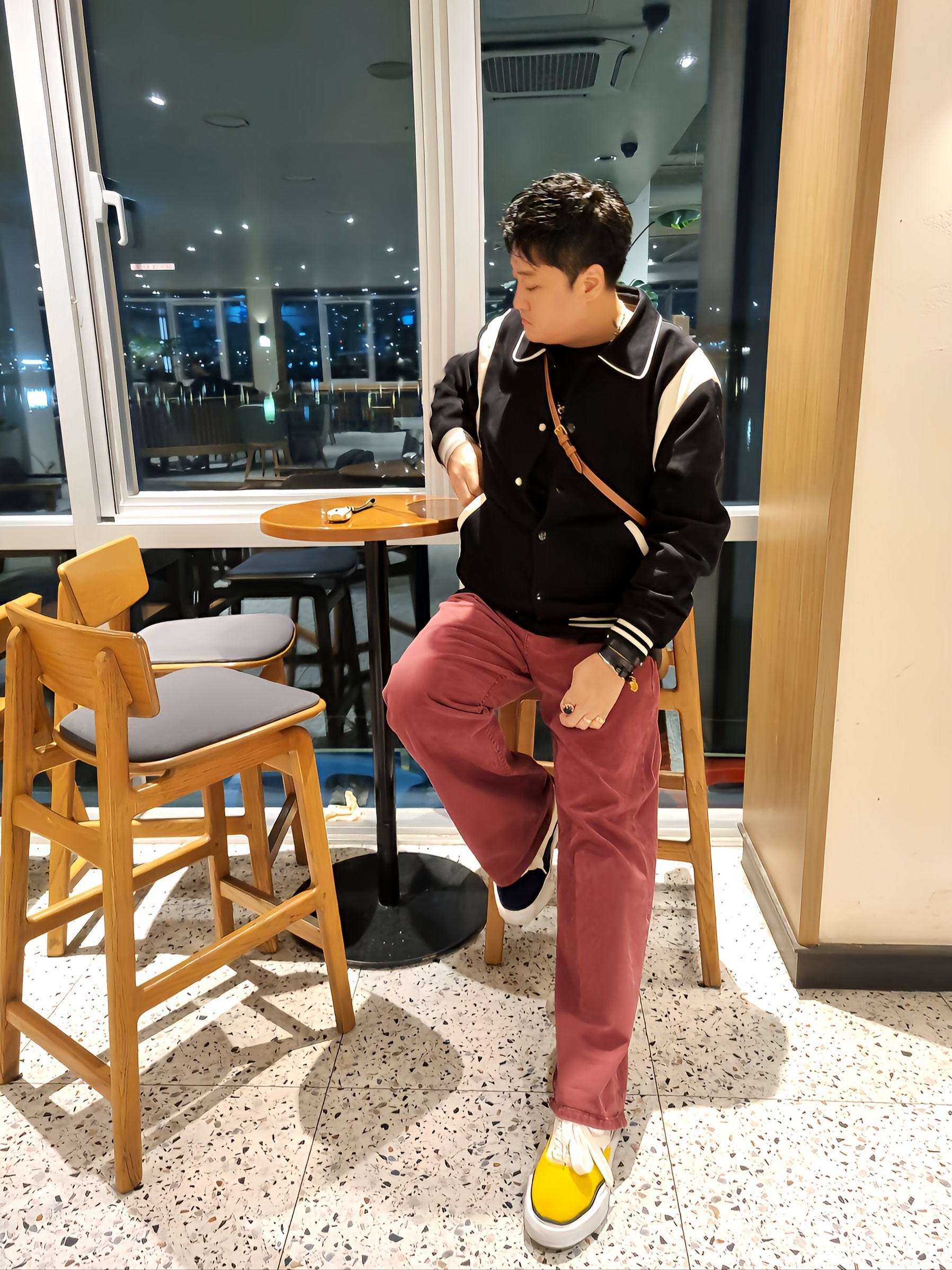 메종 미하라 야스히로 베이커 캔버스 로우탑 스니커즈 멀티, 셀린느 코듀로이 테디 자켓 블랙 착용 스타일 - 9
