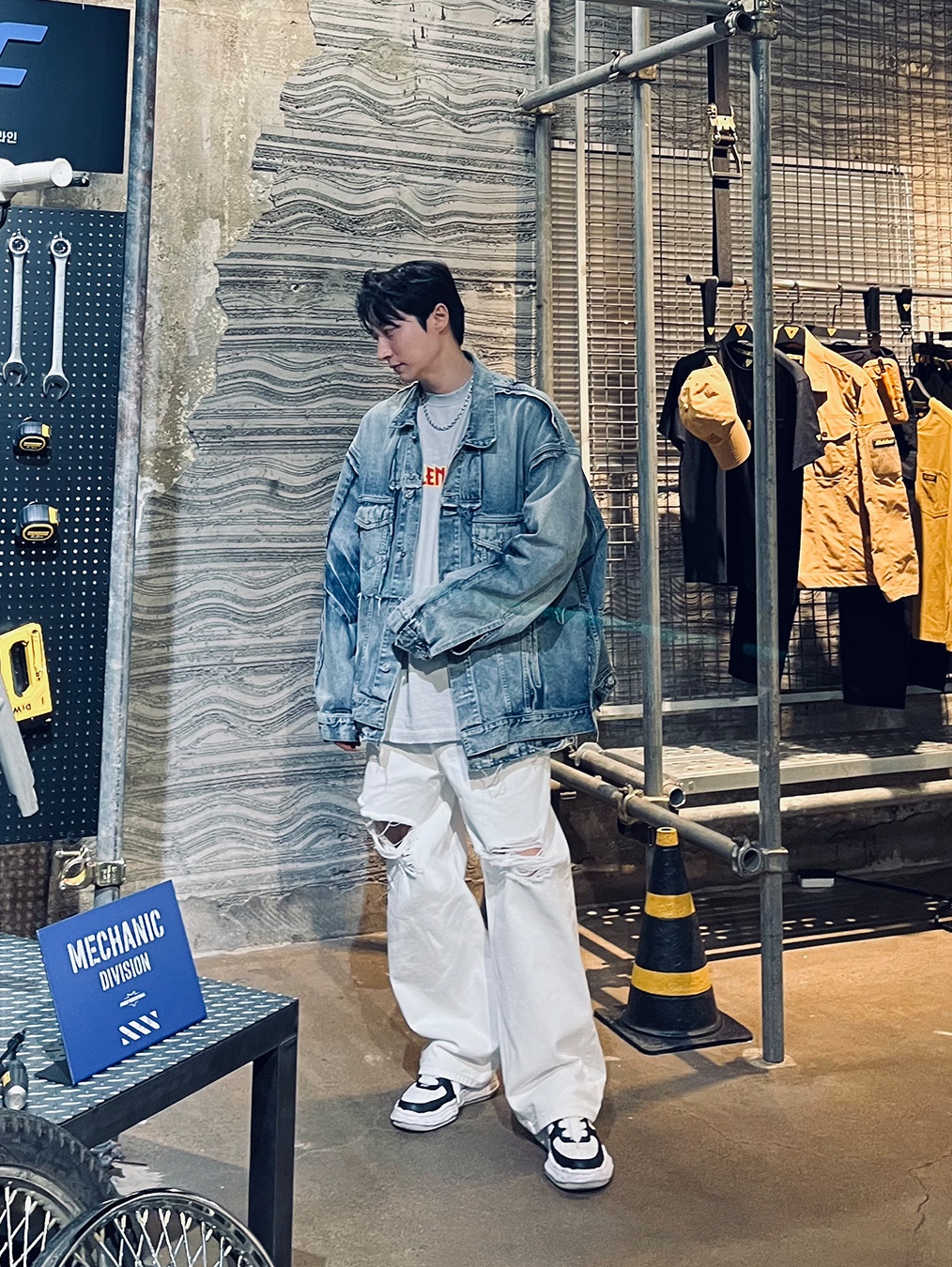 발렌시아가 오버사이즈 컷업 링 데님 자켓 블루, 발렌시아가 메탈 오버사이즈 핏 티셔츠 화이트 빈티지 착용 스타일 - 3