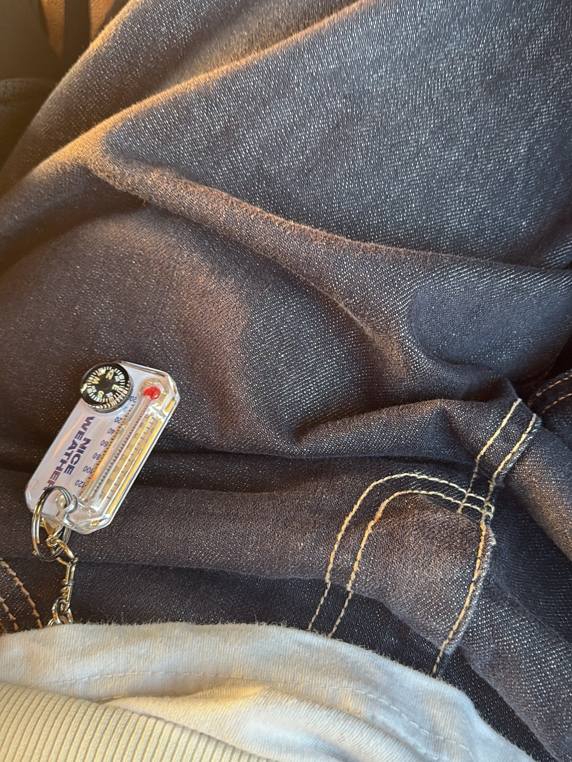 Nice Weather Thermometer Keyring White 착용 스타일
