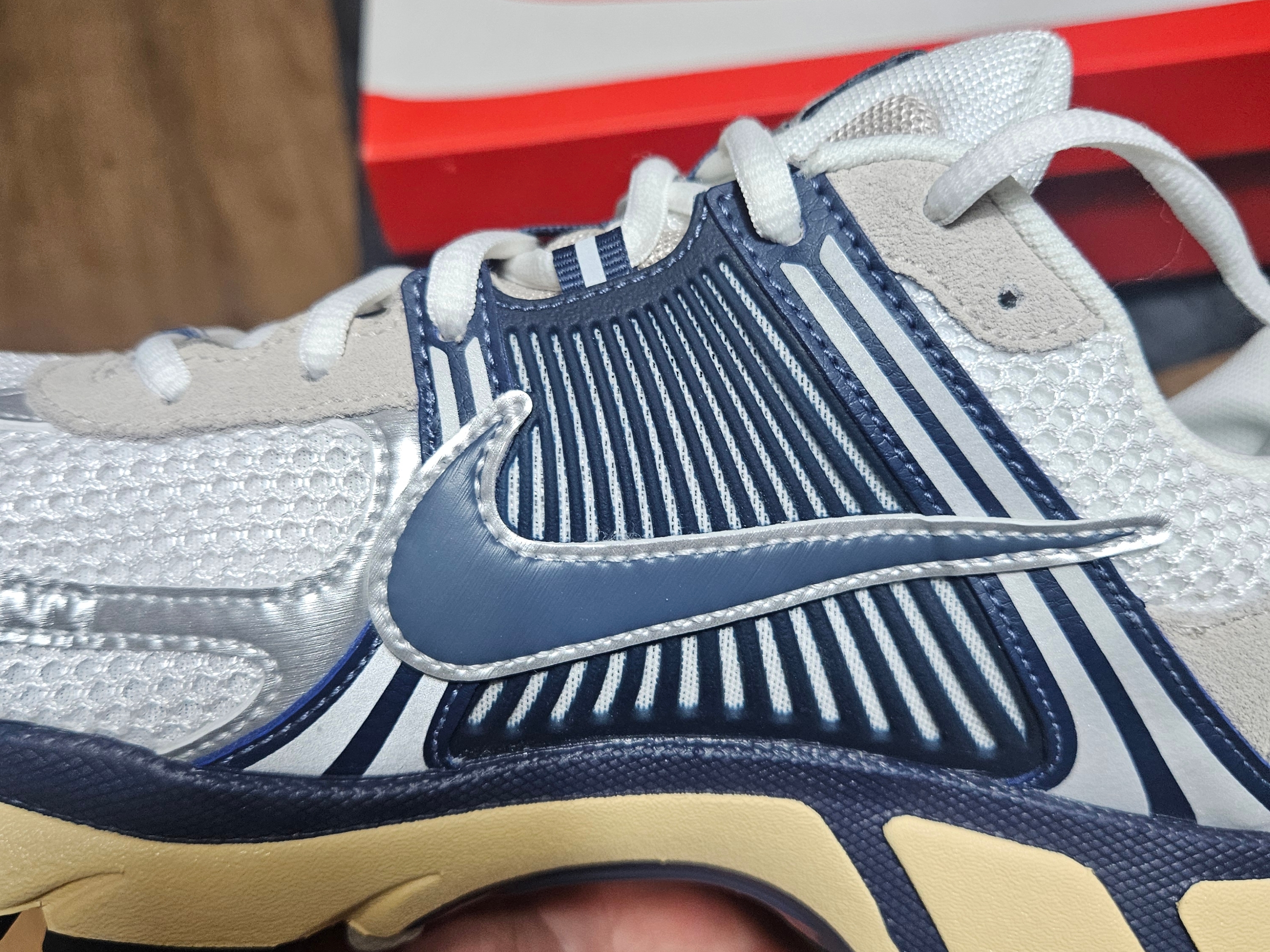 Nike Zoom Vomero 5 White Thunder Blue 착용 스타일 - 3