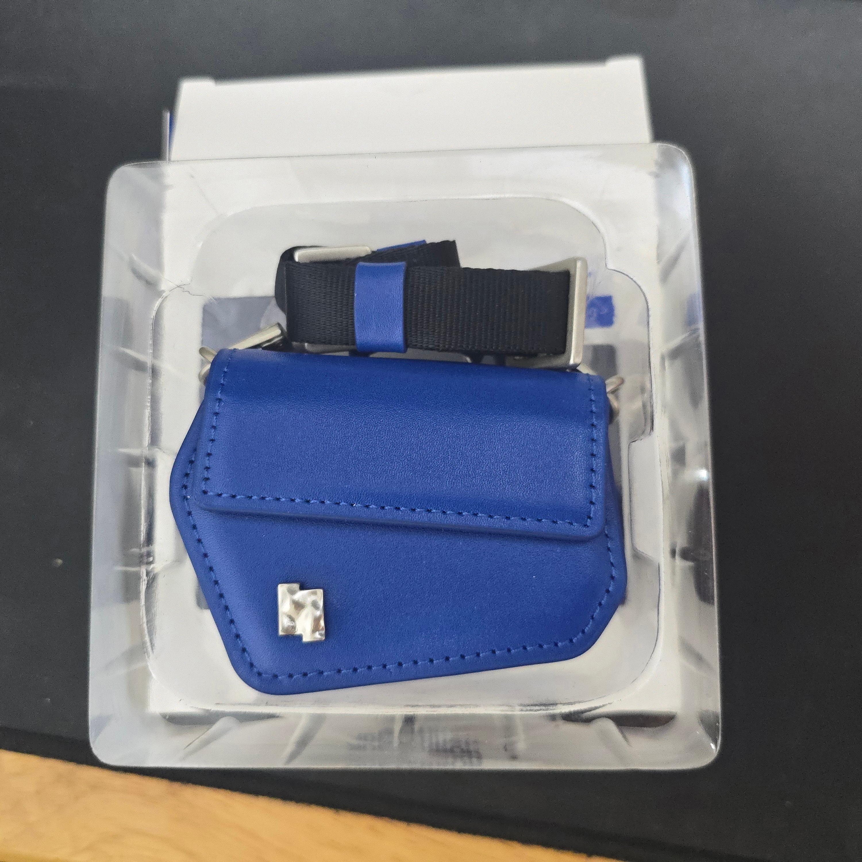 Ader Error Prato AirPods Pouch Z-Blue 착용 스타일