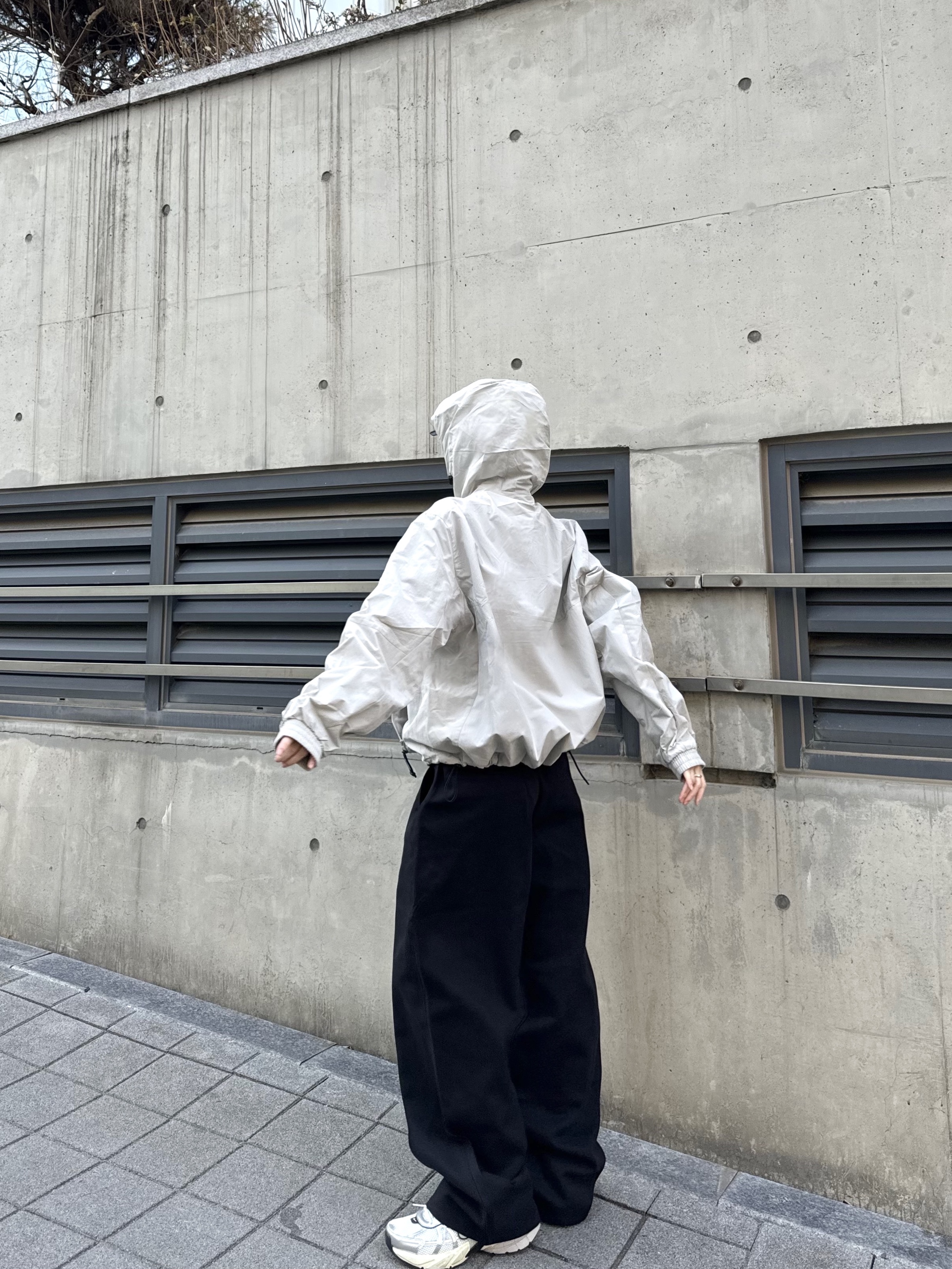 Nike V2K Run Summit White Metallic Silver 착용 스타일 - 4