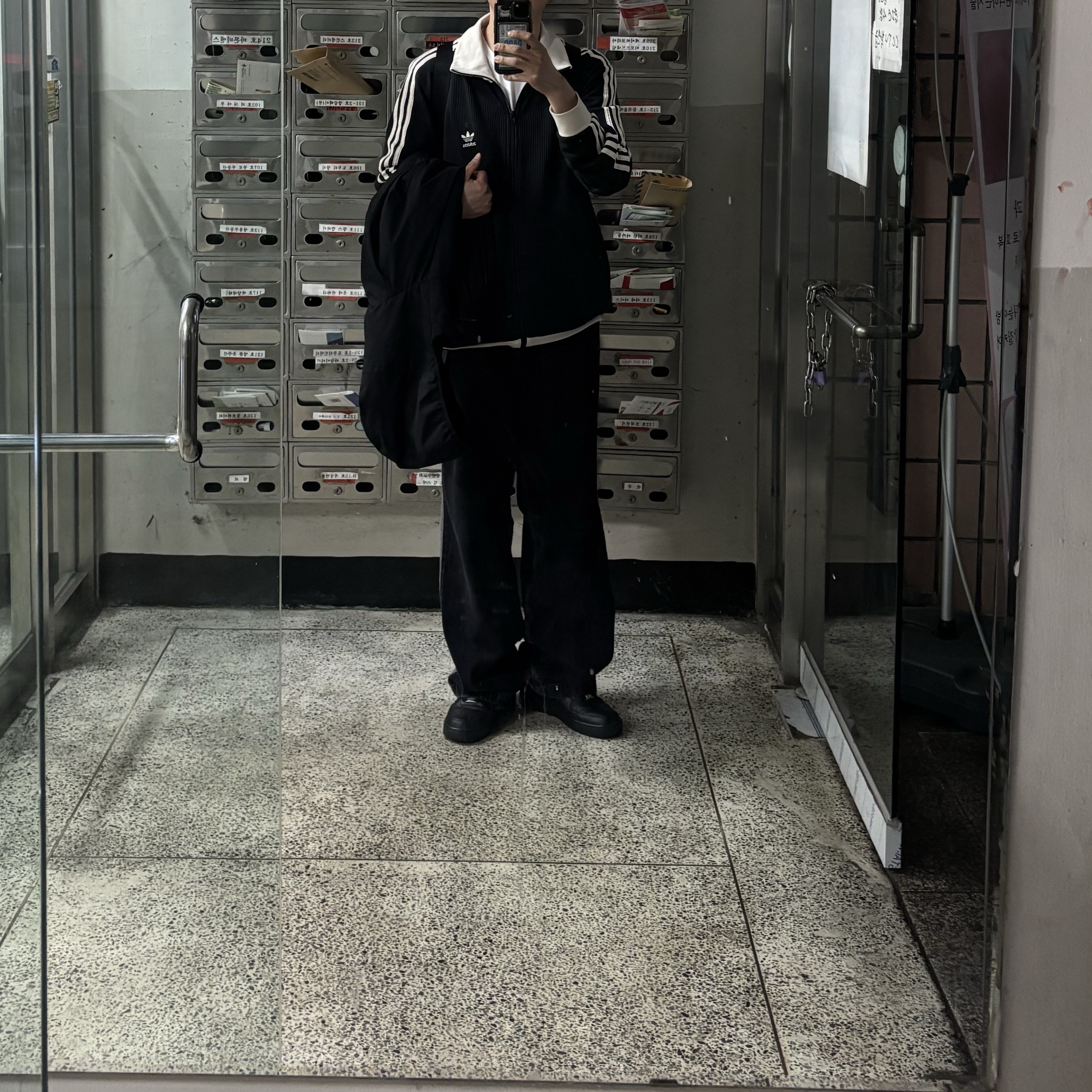 Adidas Adicolor Denim Firebird Pants True Black Denim - KR Sizing, Nike Air Force 1 '07 Low Triple Black 착용 스타일