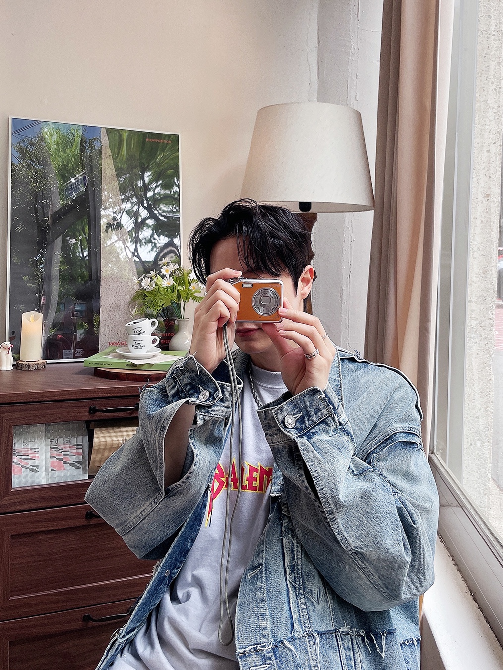 발렌시아가 오버사이즈 컷업 링 데님 자켓 블루, 발렌시아가 메탈 오버사이즈 핏 티셔츠 화이트 빈티지 착용 스타일 - 4