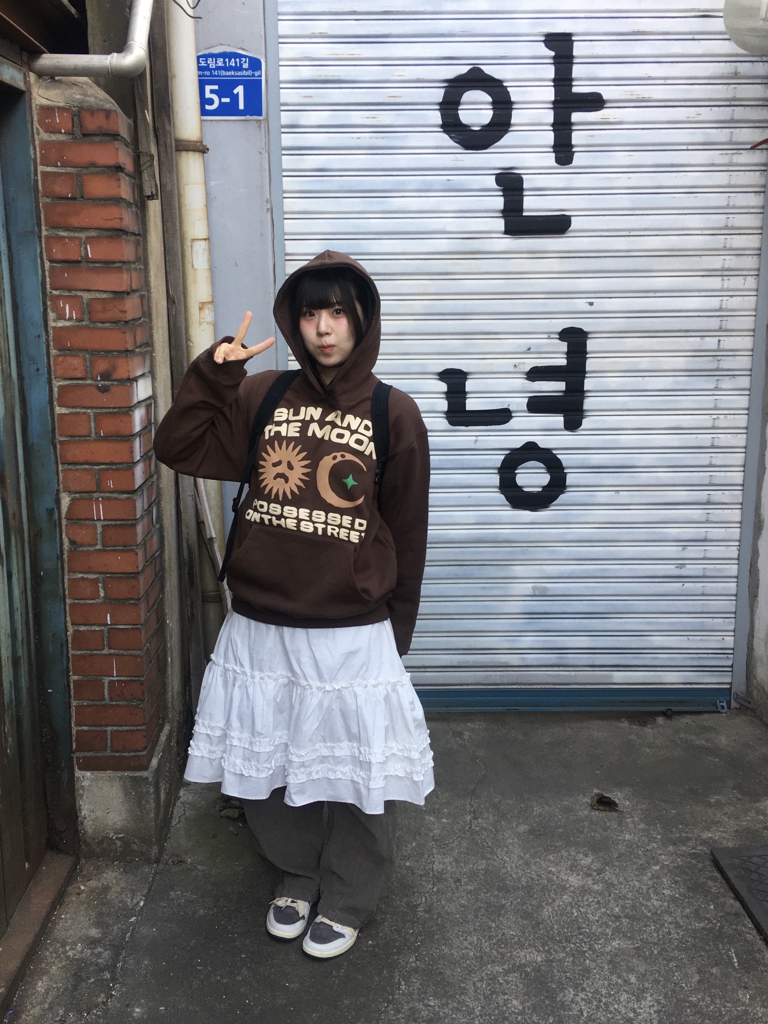 퍼츠 올데이 후드 브라운, 조던 1 x 트래비스 스캇 레트로 로우 OG SP 세일 앤 리저록 착용 스타일 - 1