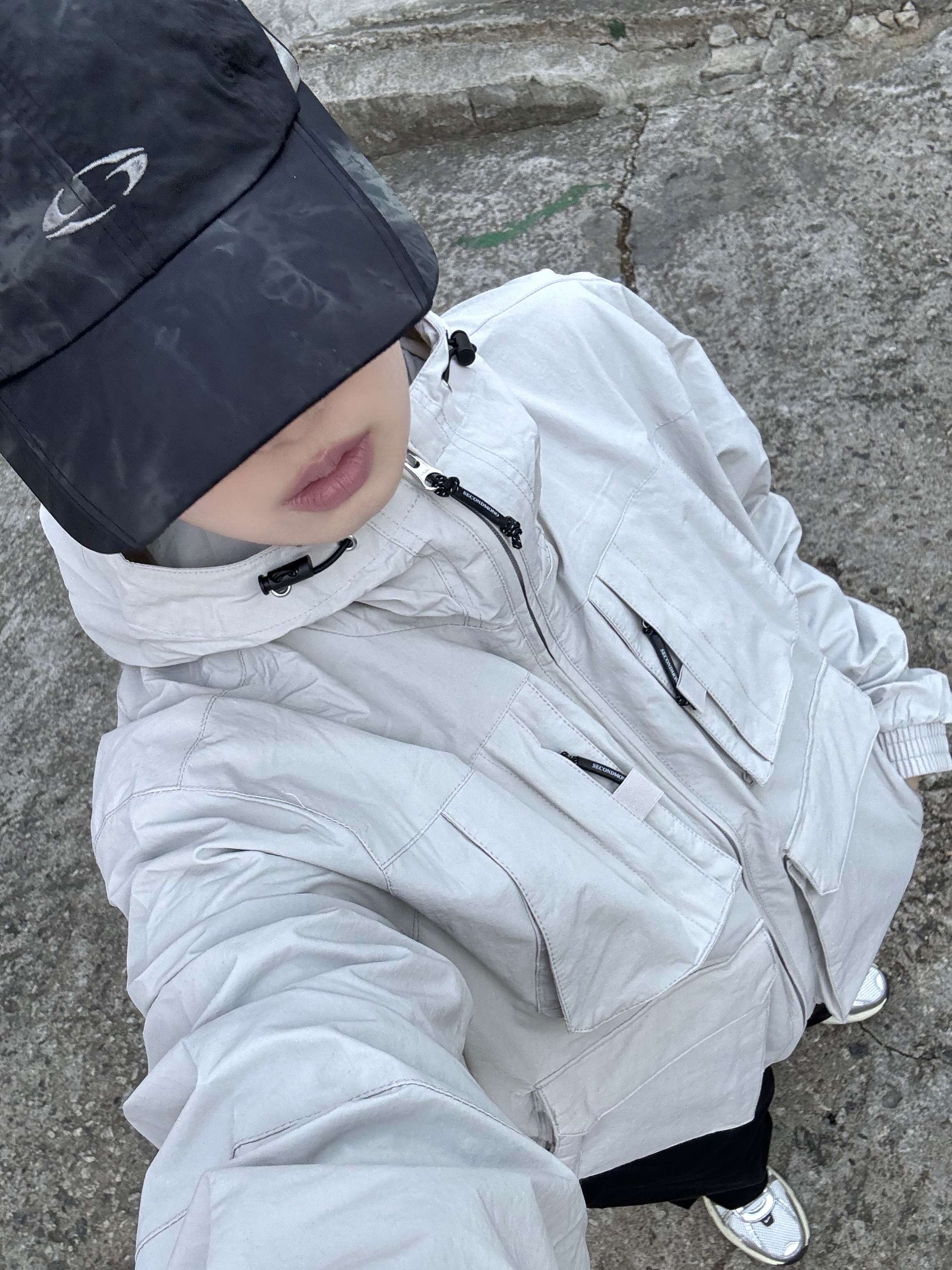 Nike V2K Run Summit White Metallic Silver 착용 스타일 - 2