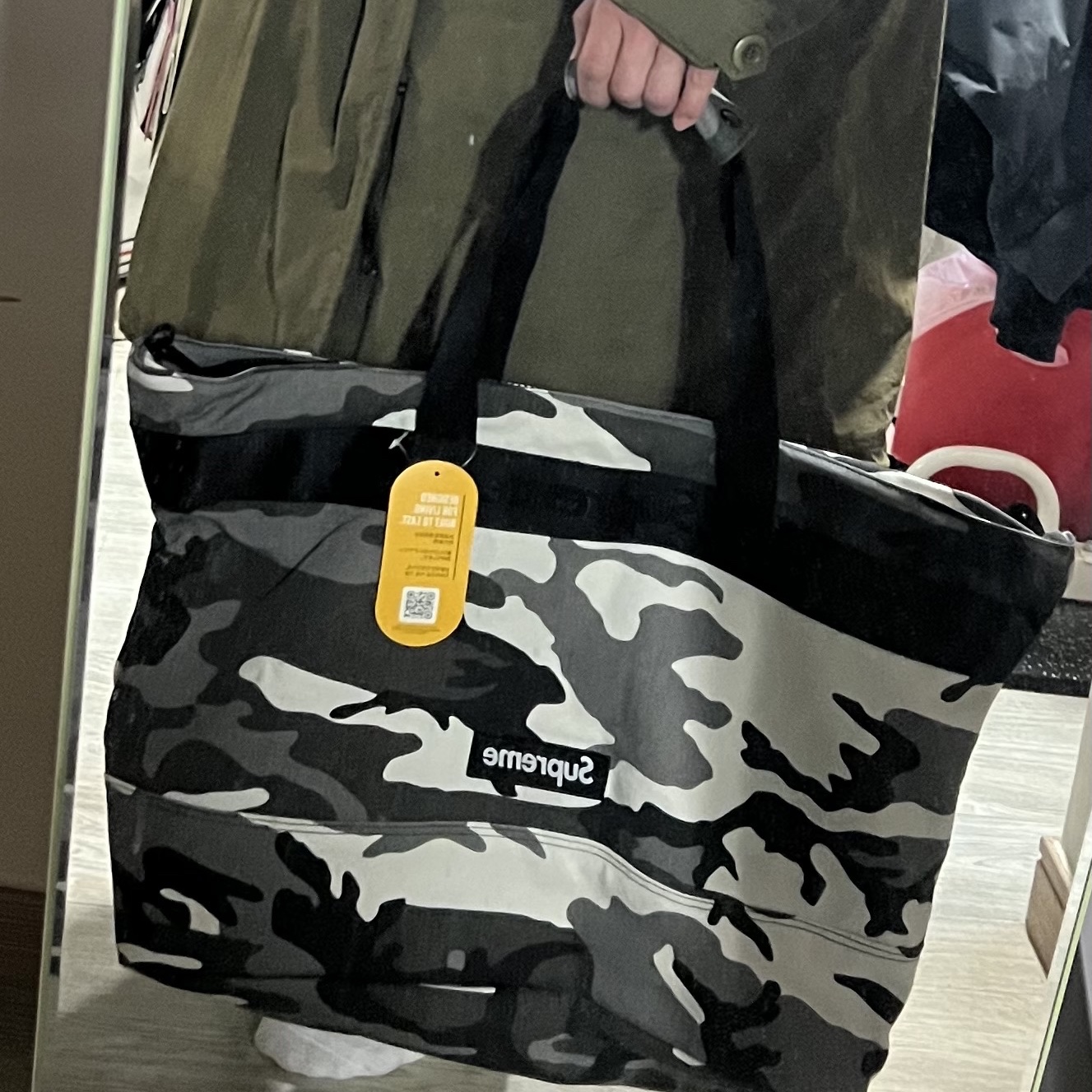 Supreme Tote Bag Snow Camo - 25SS 착용 스타일