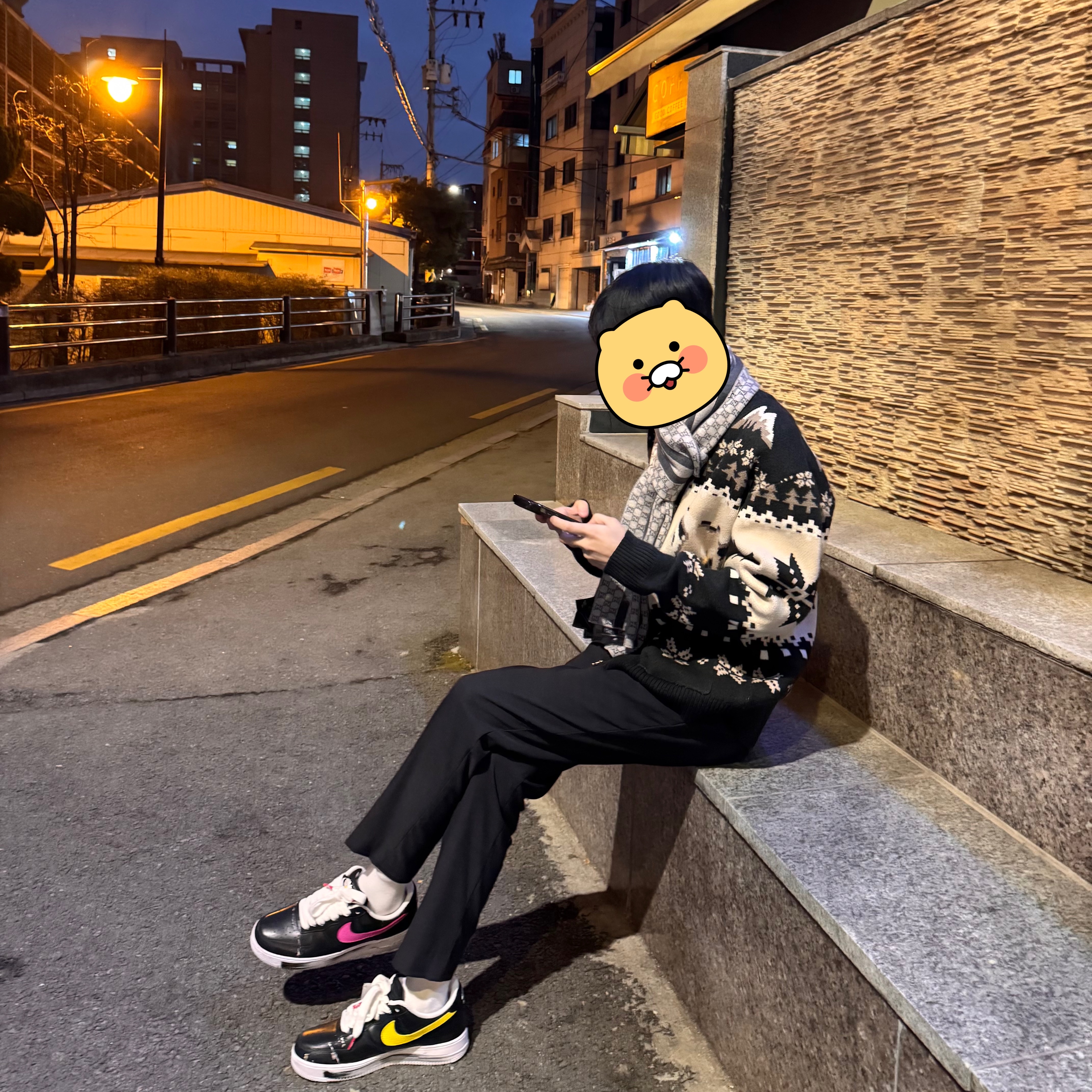 나이키 x 피스마이너스원 에어포스 1 로우 파라노이즈 3.0 블랙 앤 멀티컬러 착용 스타일