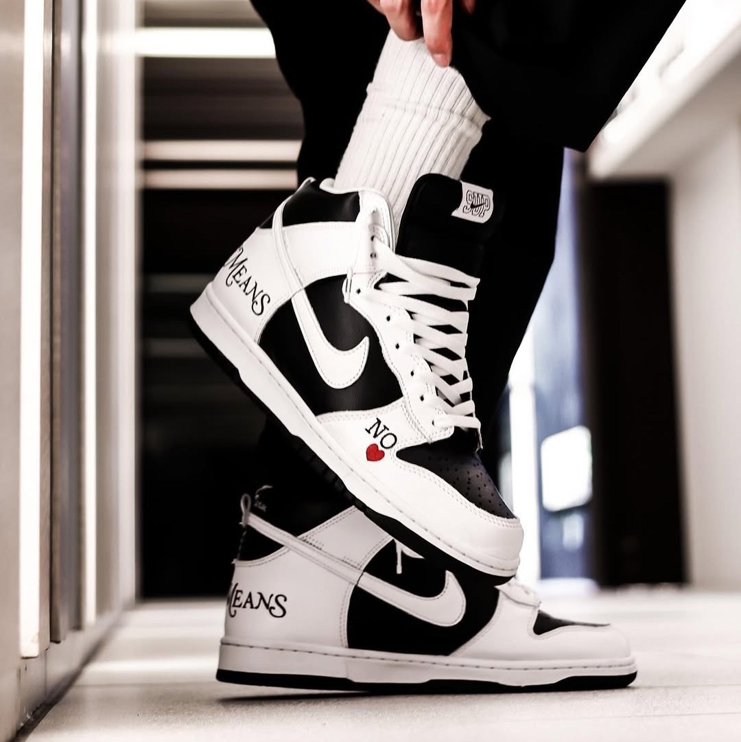 Nike x Supreme SB Dunk High OG QS By Any Means Black White 착용 스타일 - 5