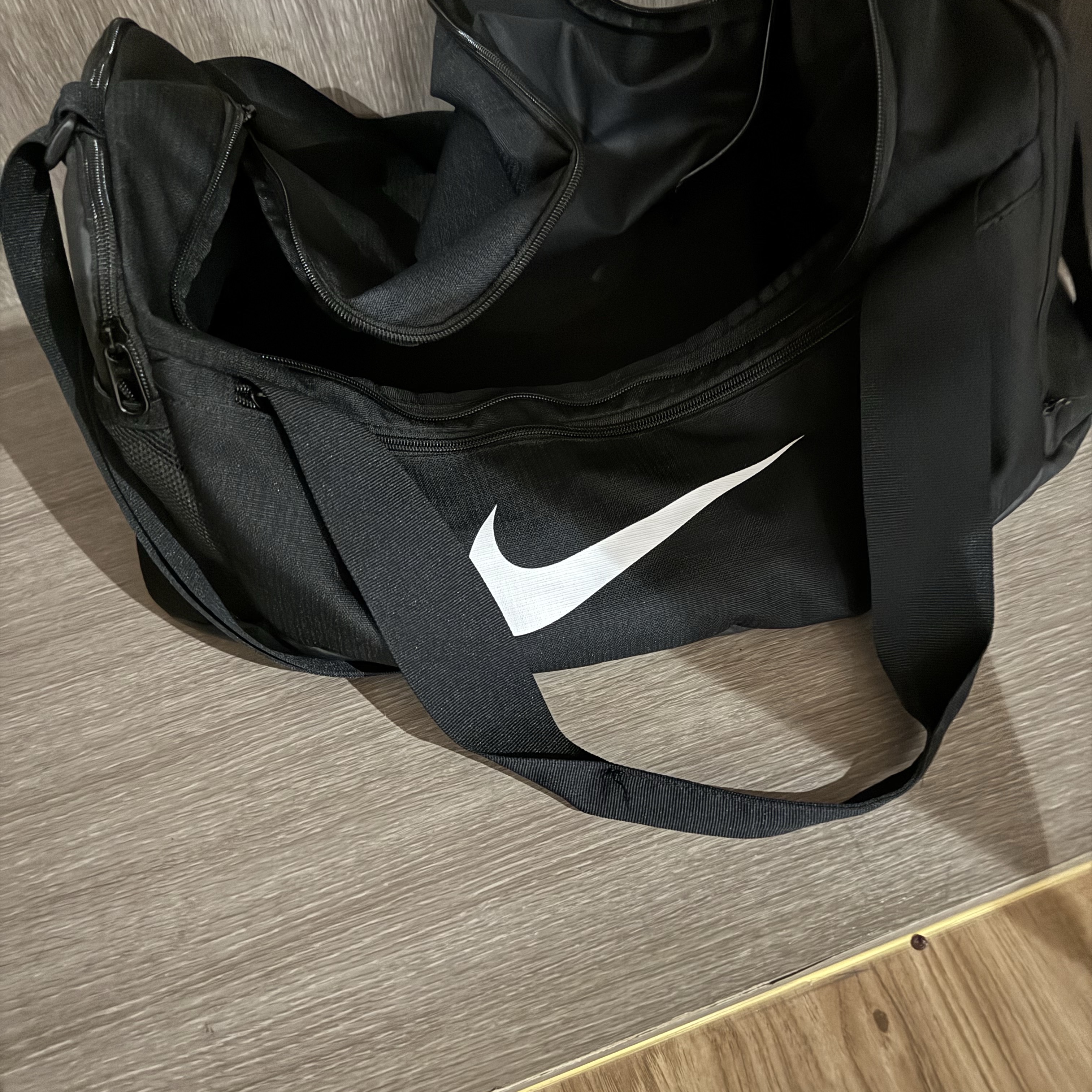 Nike Brasilia 9.5 Training Duffle Bag Small 41L Black 착용 스타일