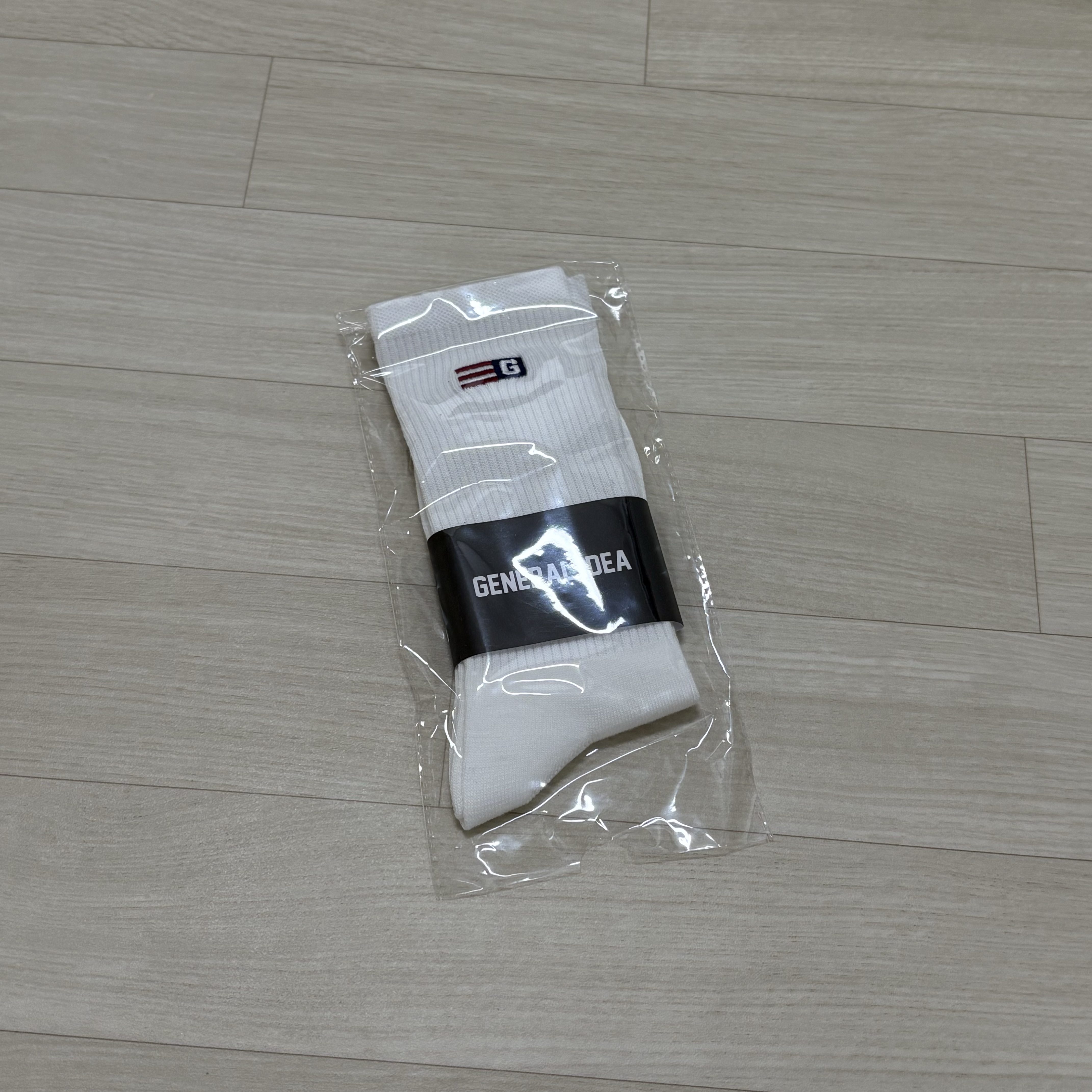 General Idea Unisex Logo Point Socks White 착용 스타일