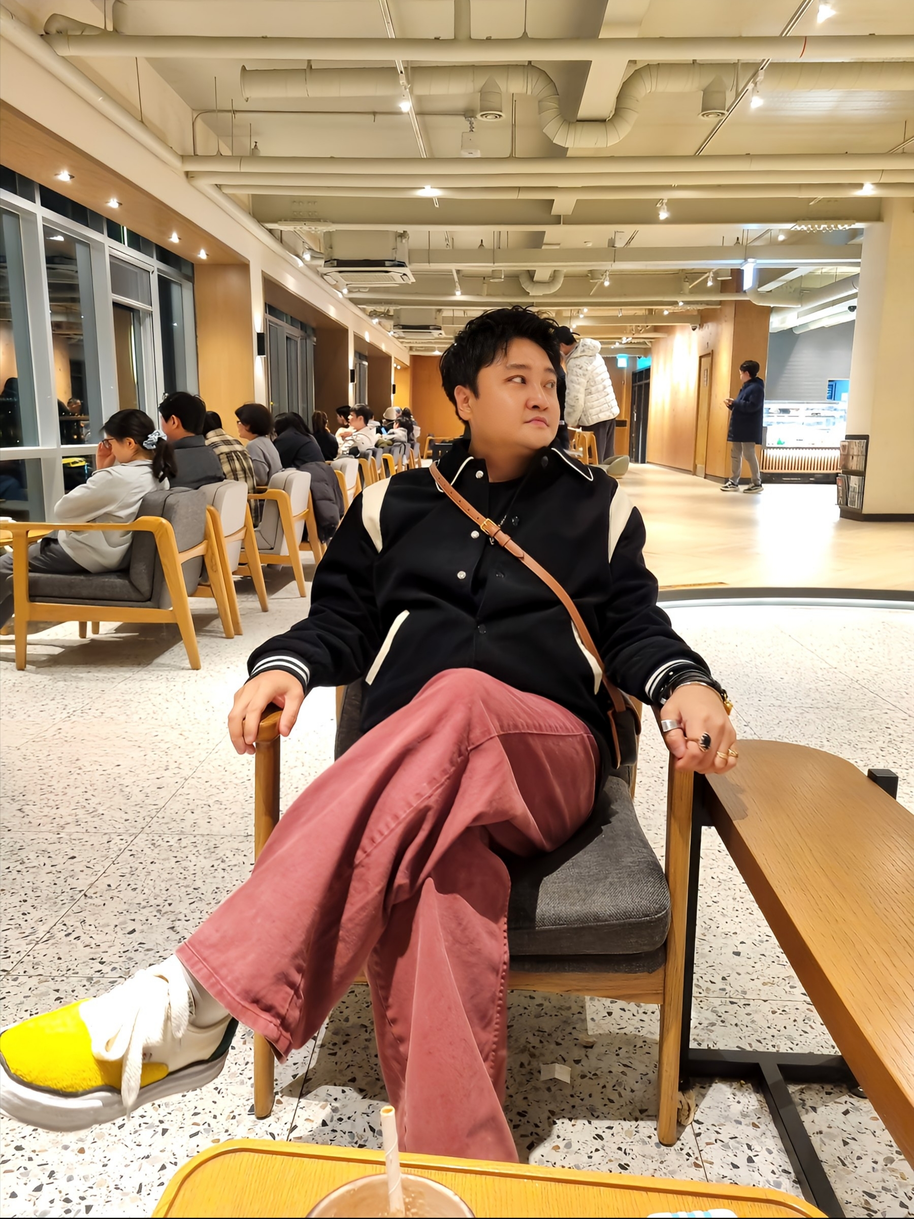 메종 미하라 야스히로 베이커 캔버스 로우탑 스니커즈 멀티, 셀린느 코듀로이 테디 자켓 블랙 착용 스타일 - 1