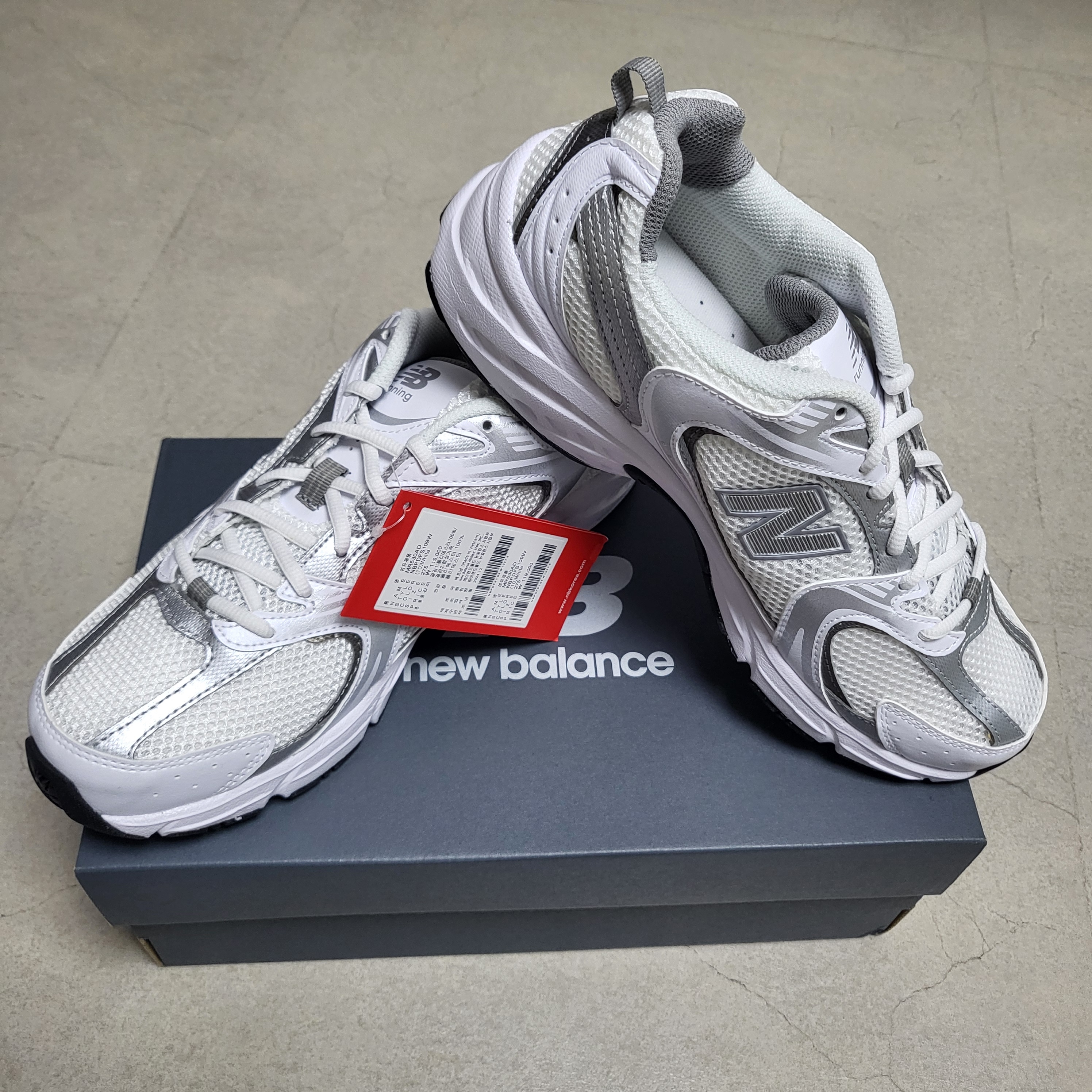 New Balance 530 White Silver 착용 스타일 - 4