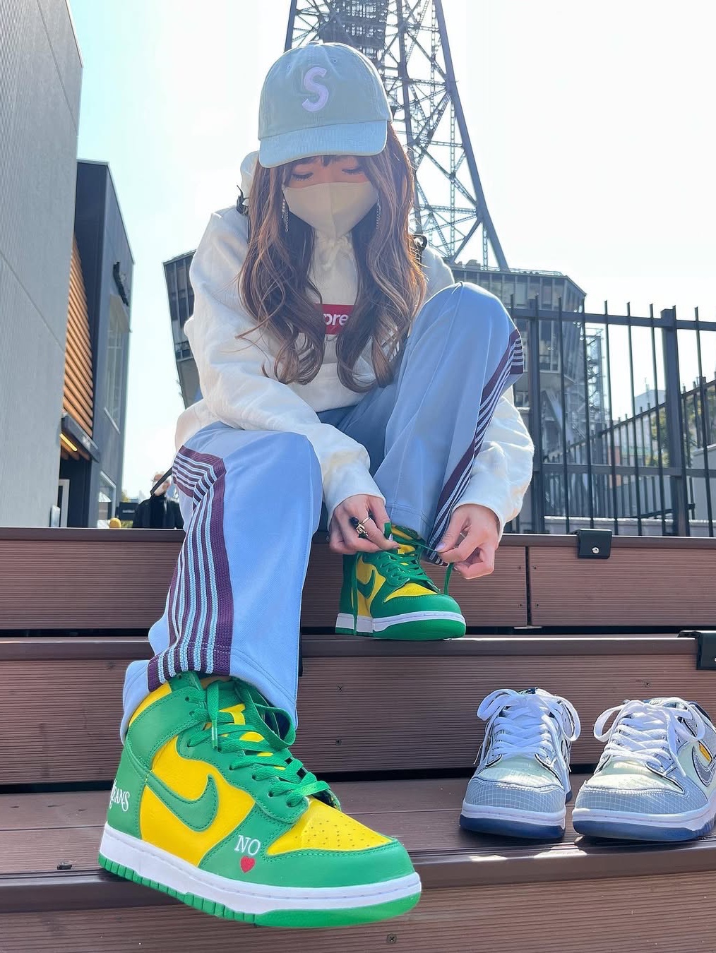 Nike x Supreme SB Dunk High OG QS By Any Means Varsity Maize Pine Green 착용 스타일 - 1