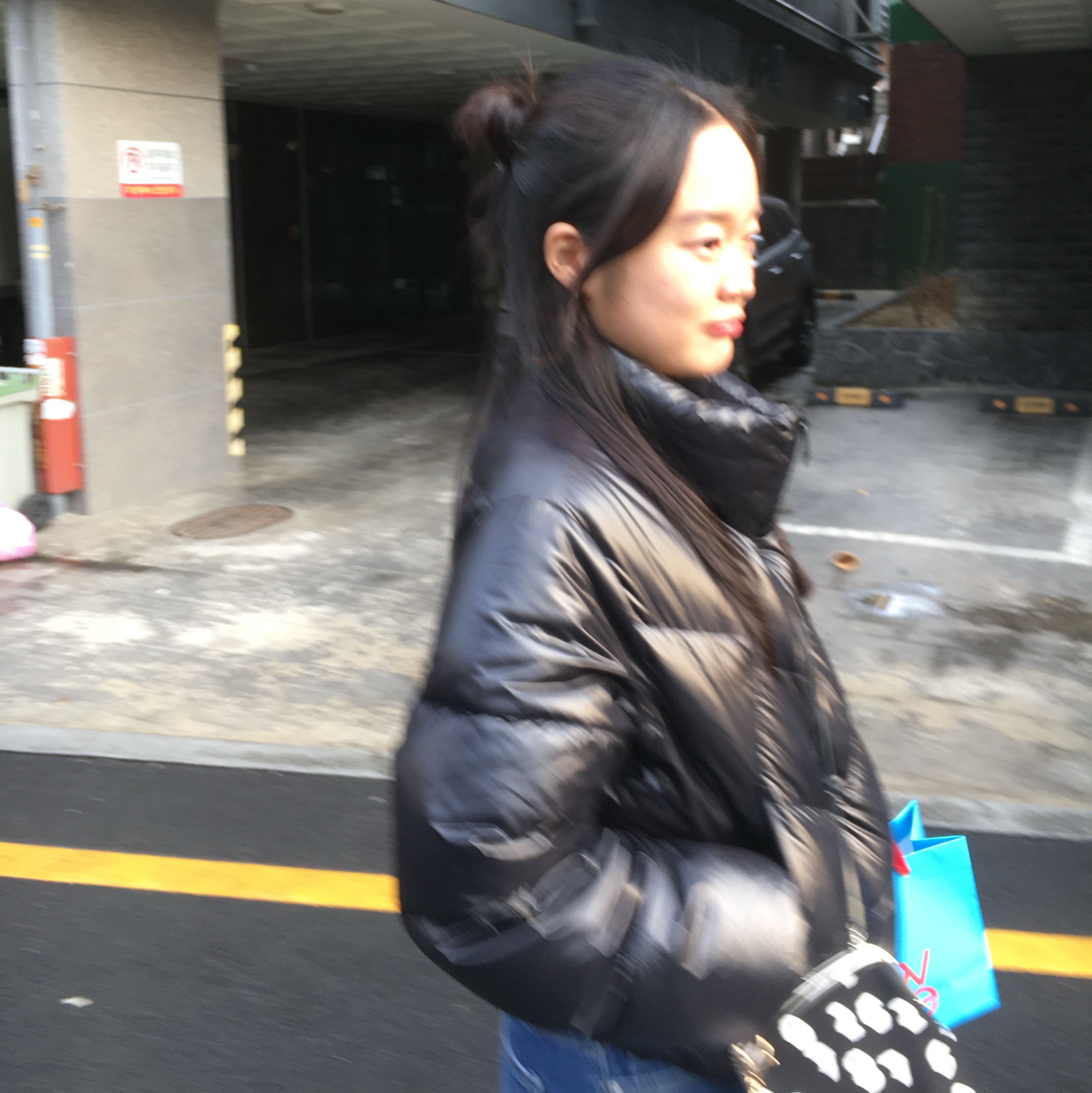 Sou Sou Canvas Soft Gamaguchi Bag Large Black (with 110cm Black Leather Strap) 착용 스타일 - 2